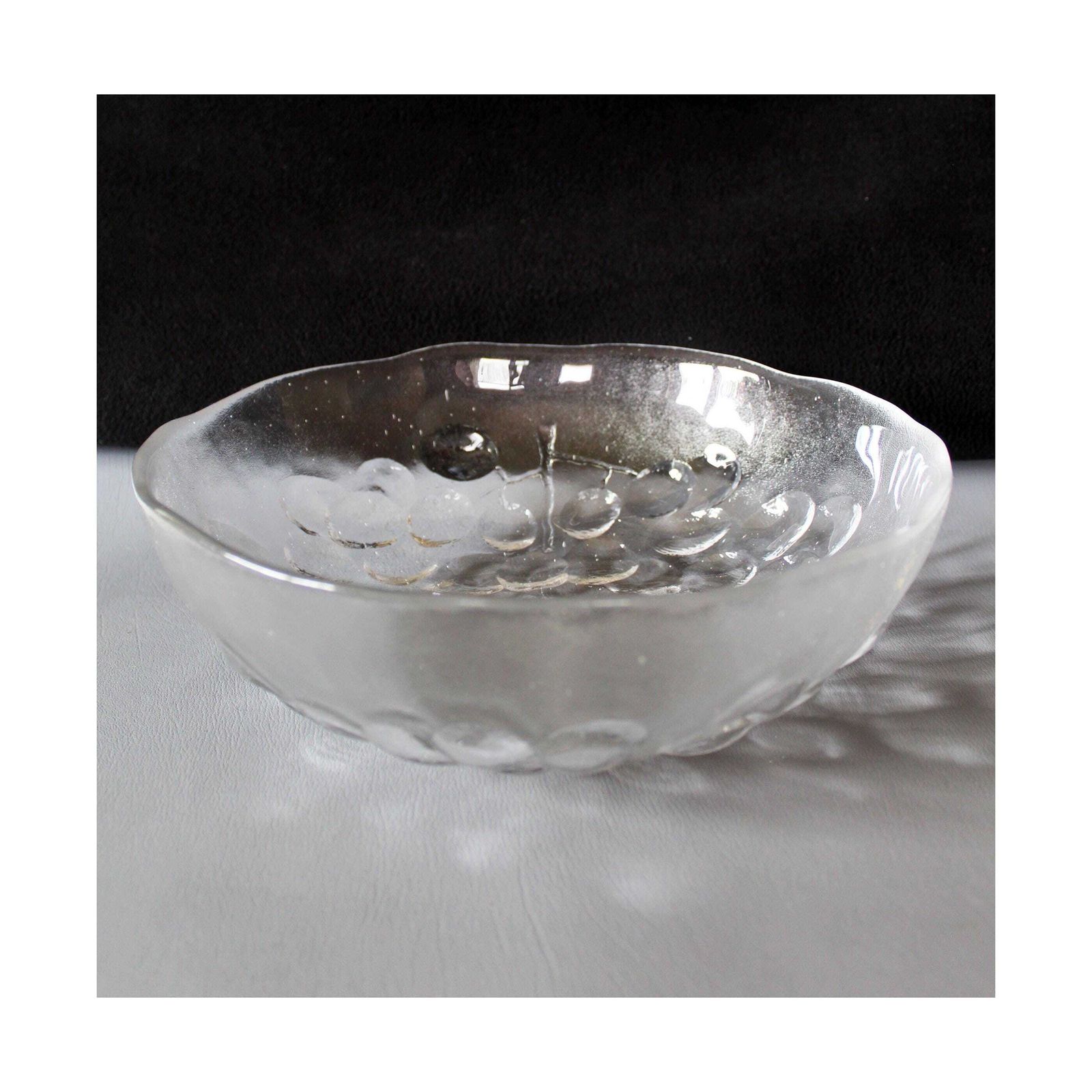 Grand bol vintage en verre Kosta Boda Suède, motif de raisins en relief, par Ann Warff, bol à salade, pièce centrale, 24,5 cm