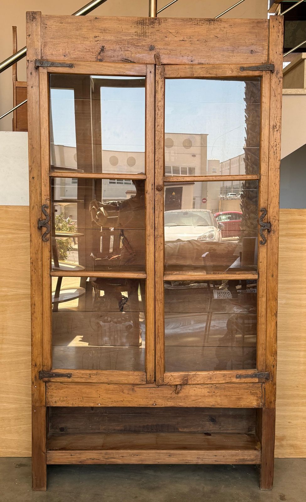 Vitrine d'époque rustique en bois récupéré avec portes coulissantes en verre photo for sale