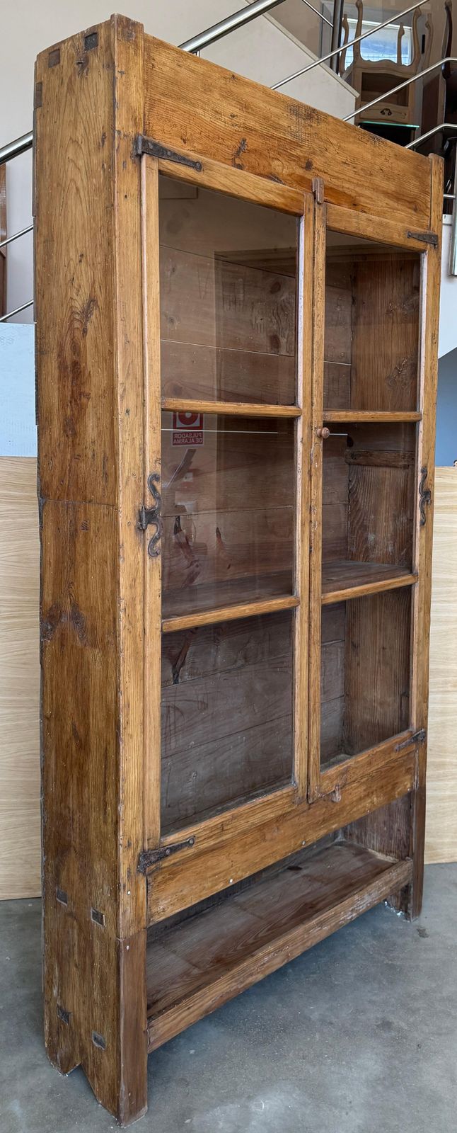 photo for sale Vitrine d'époque rustique en bois récupéré avec portes coulissantes en verre