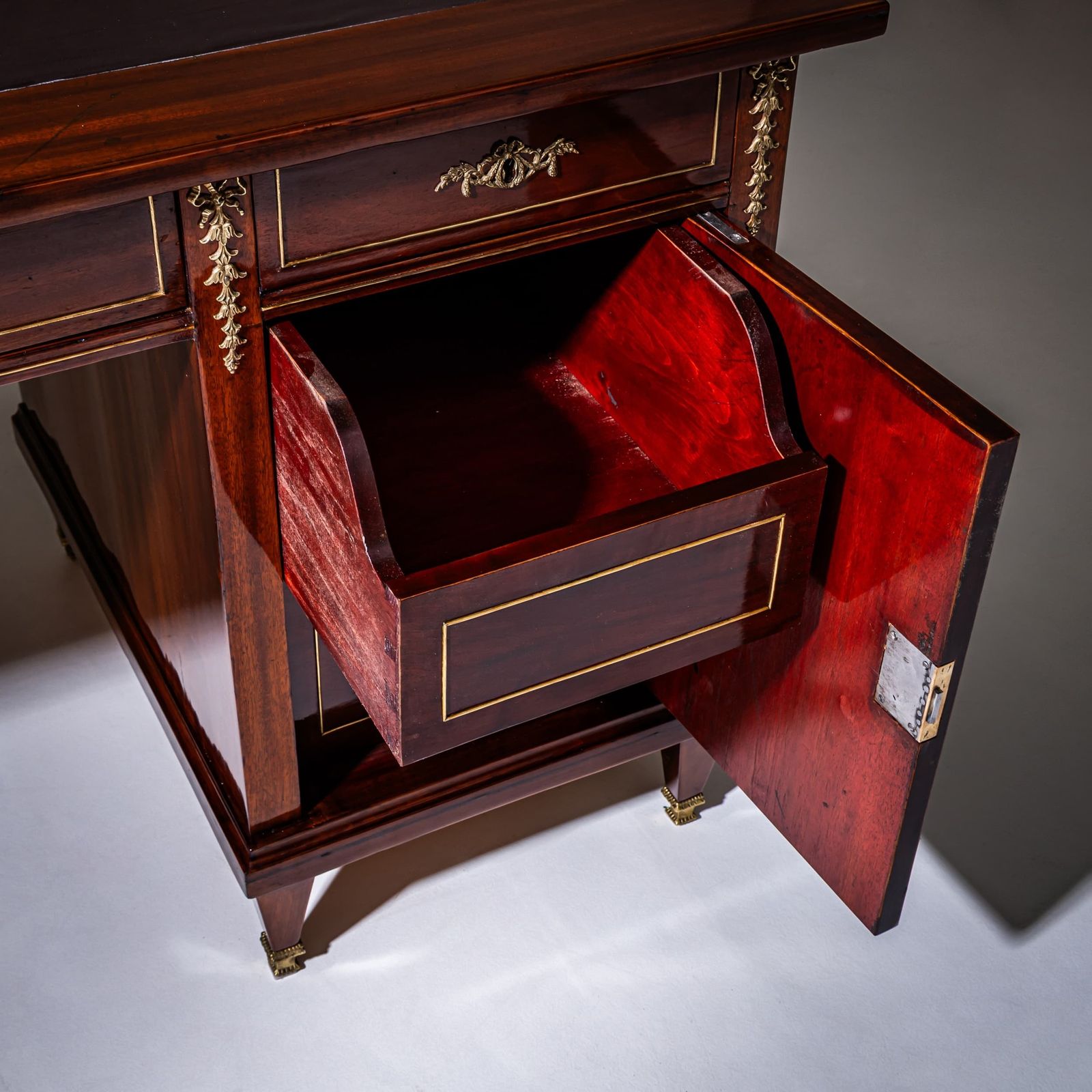 Empire stijl bureau, 19e eeuw photo Meubels