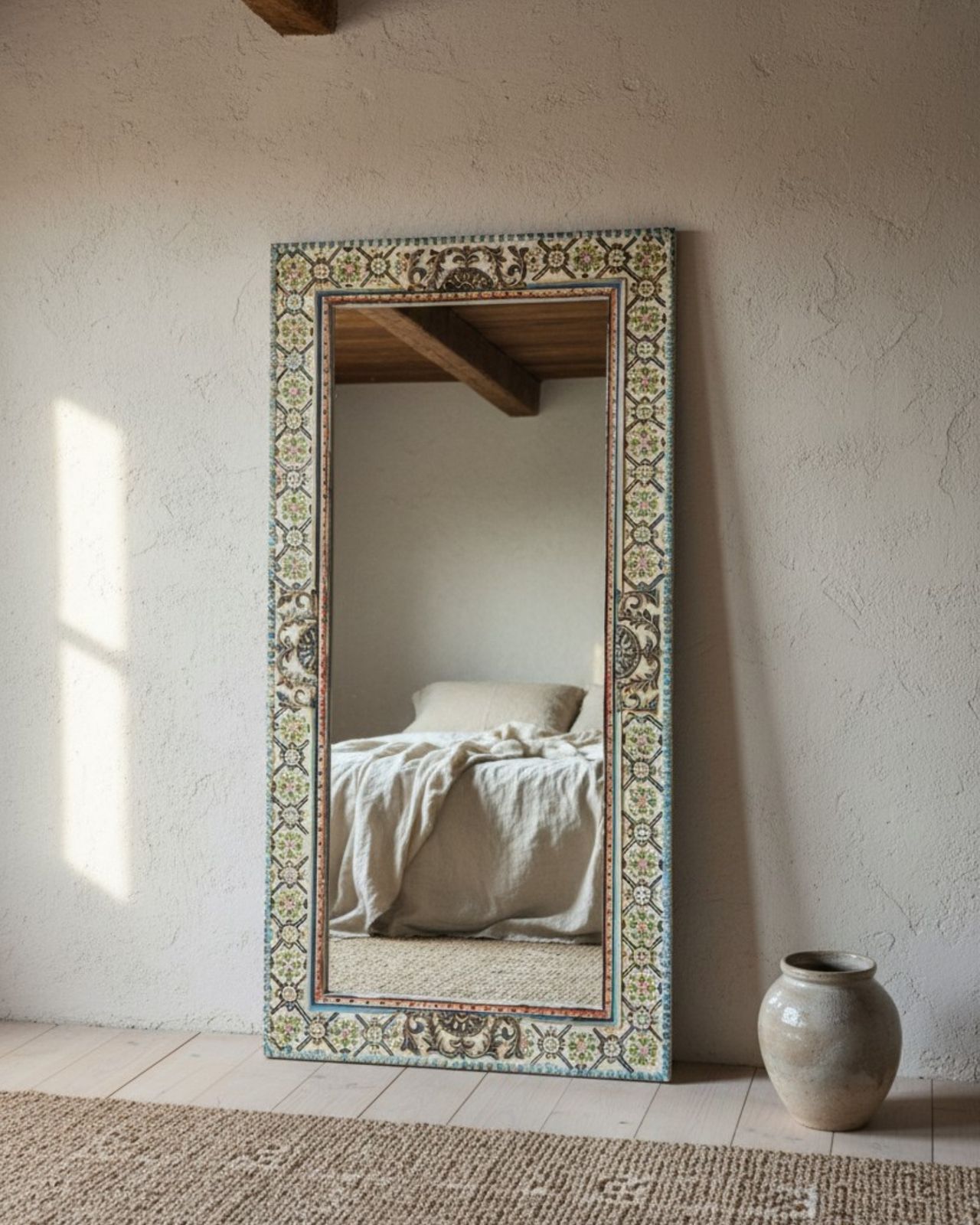 Met de hand geschilderde mangohout passpiegel, kleurrijk geometrisch frame. photo furniture