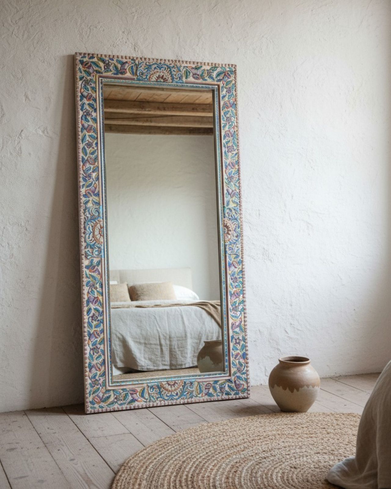 Met de hand beschilderde mangohout passpiegel, bloemmotief lijst. photo furniture