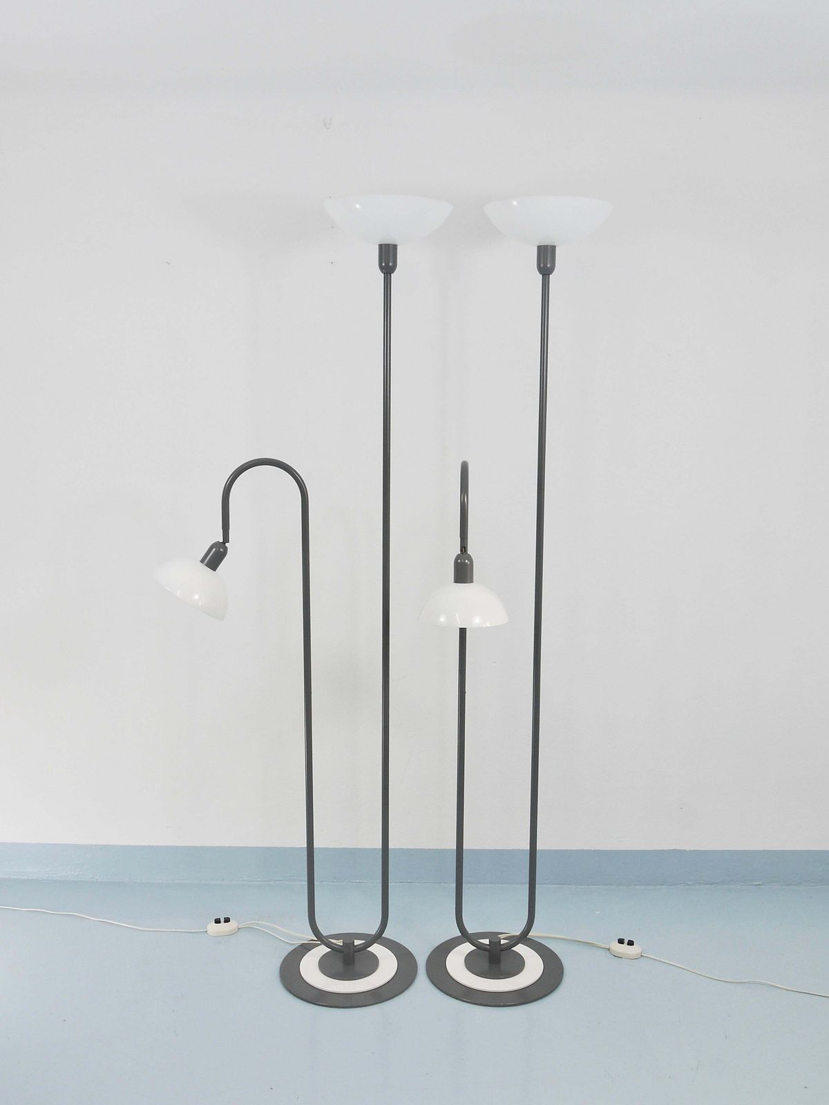 1813.0 2 Postmodern Memphis-stijl uplighter vloerlampen, torchière, Italië, jaren 1980 photo