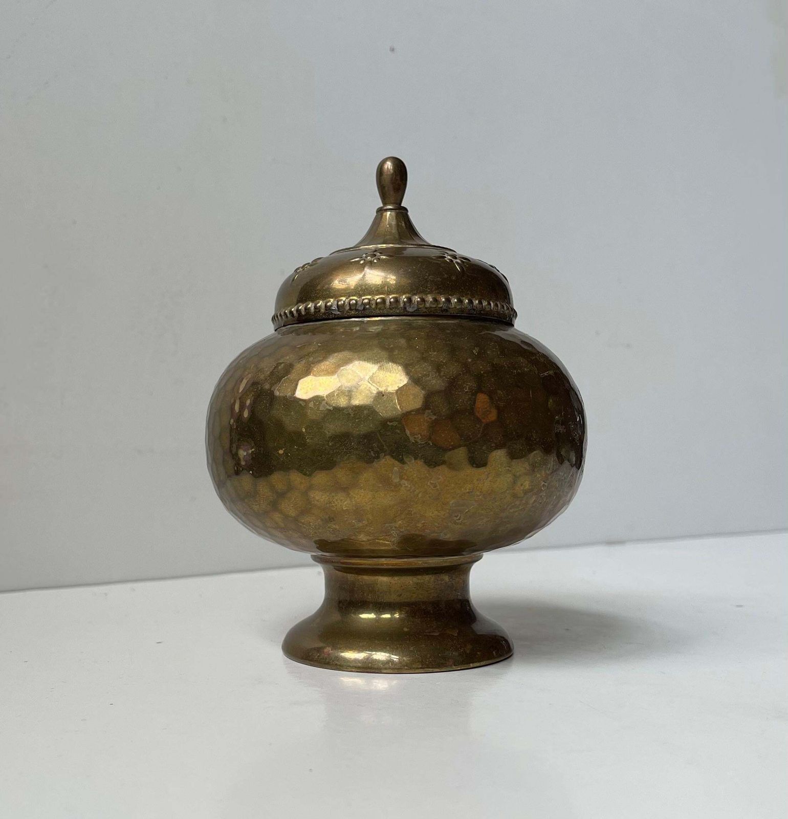 Boîte à thé italienne Art déco en laiton repoussé et martelé à la main photo vinterior