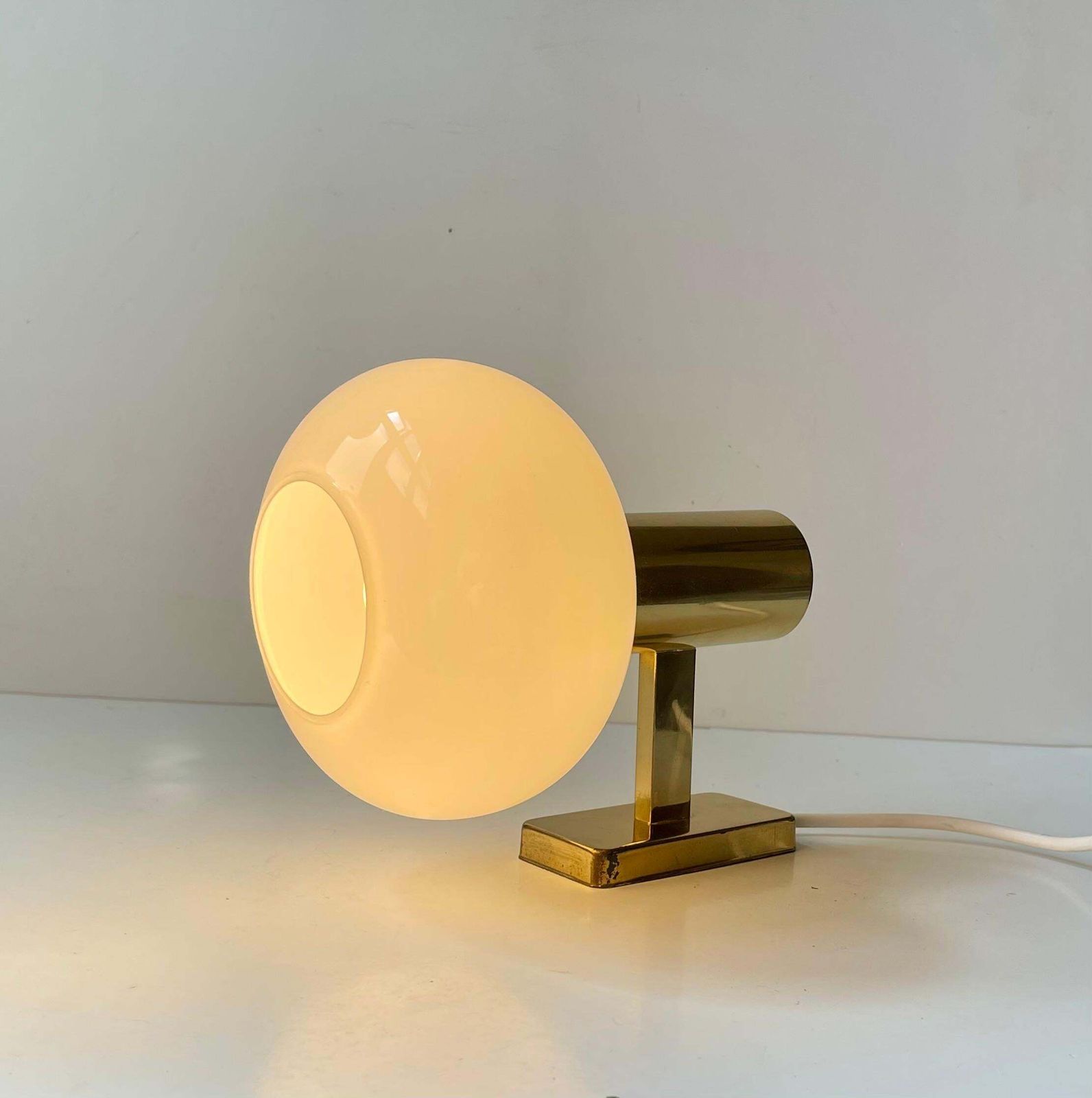 Applique murale scandinave moderne en laiton, abat-jour en verre opaline, années 1960 photo Luminaires