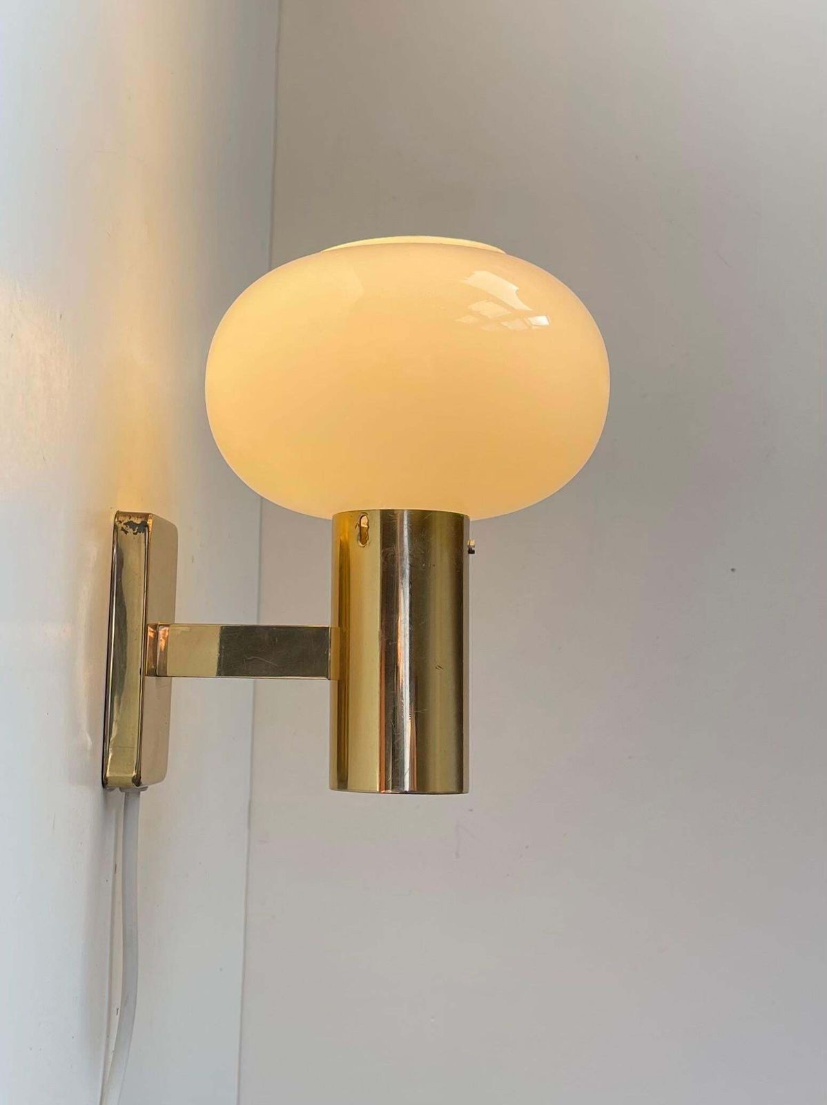 photo for sale Applique murale scandinave moderne en laiton, abat-jour en verre opaline, années 1960