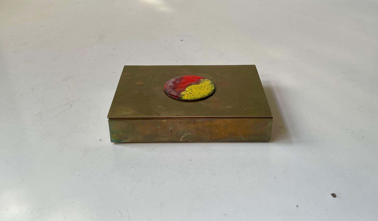 Boîte à cigares scandinave Art déco patiné en laiton et émail, années 1930 photo furniture