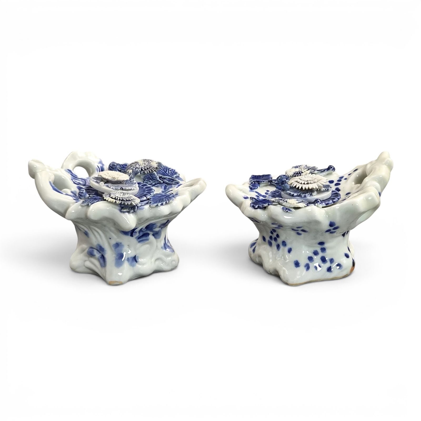 Japans Hirado-porselein, paar chrysantenpotjes voor inkt, ca. 1850-1880