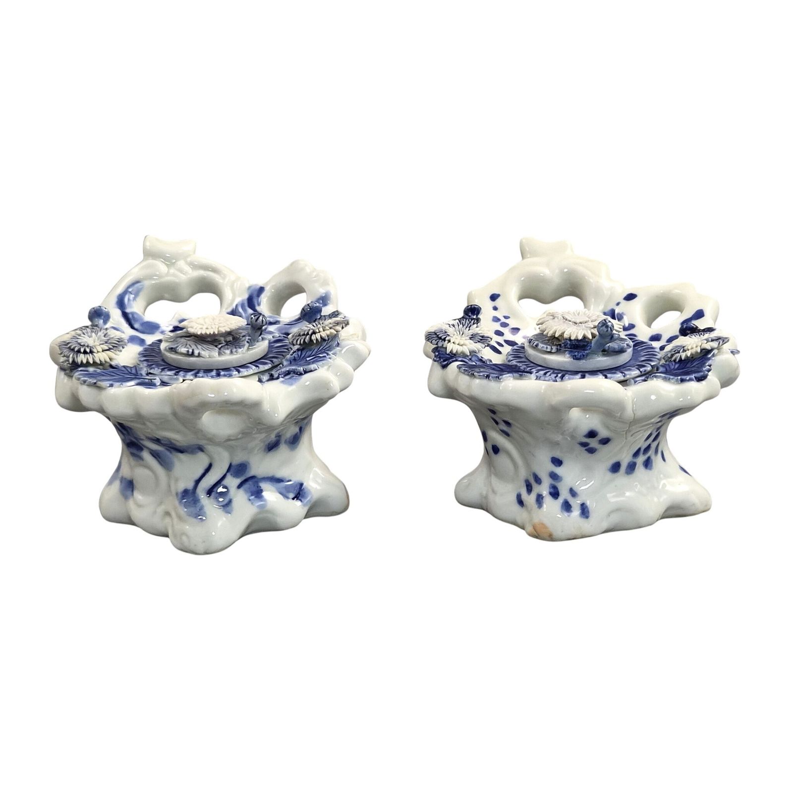 Japans Hirado-porselein, paar chrysantenpotjes voor inkt, ca. 1850-1880 photo Woonaccessoires