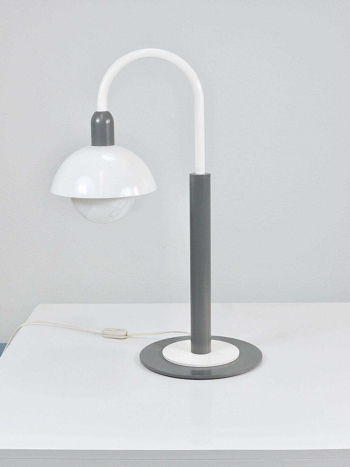 photo furniture Postmodern Italiaanse tafel- of schemerlamp in Memphis-stijl, jaren 1980