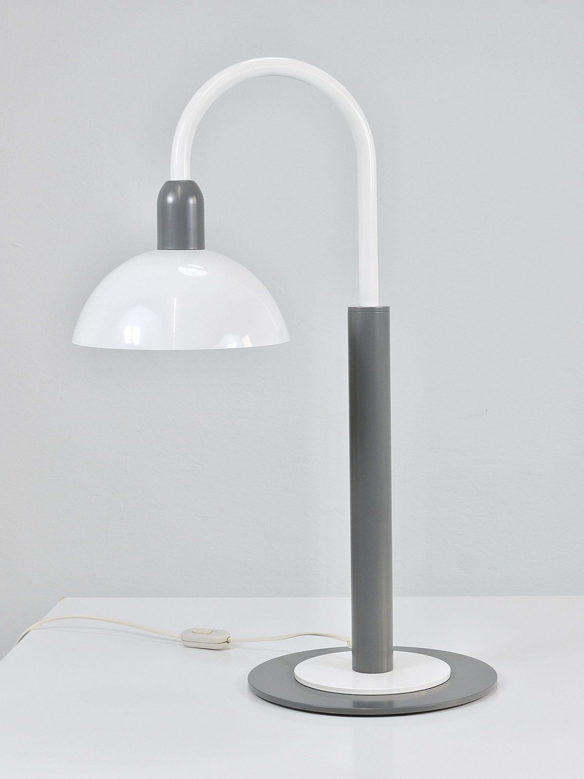 Verlichting Postmodern Italiaanse tafel- of schemerlamp in Memphis-stijl, jaren 1980 photo