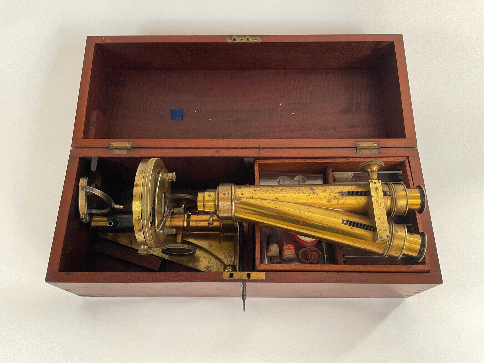 Antiek Victoriaans messing binoculaire microscoop van R J Beck, London & Philadelphia, ca. 1876. photo furniture