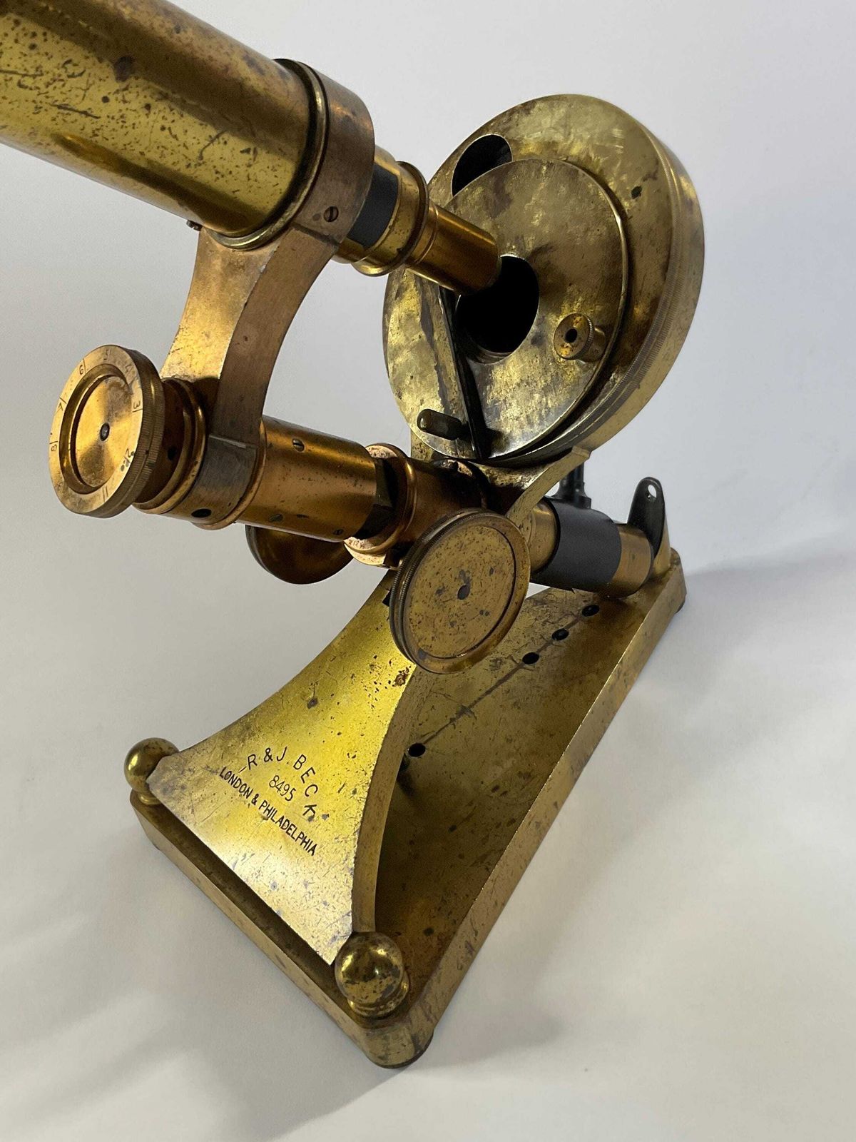 Antiek Victoriaans messing binoculaire microscoop van R J Beck, London & Philadelphia, ca. 1876. photo Woonaccessoires
