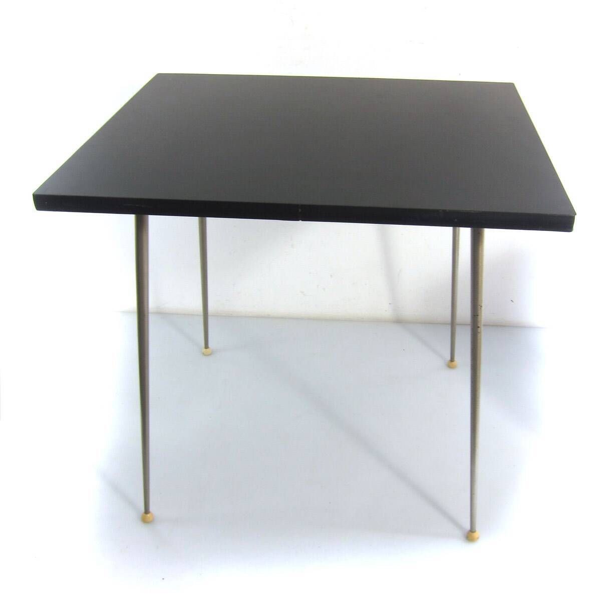 Modernistische bijzettafel uit de jaren 1960 met houtskoolgrijs Formica-blad photo vinterior