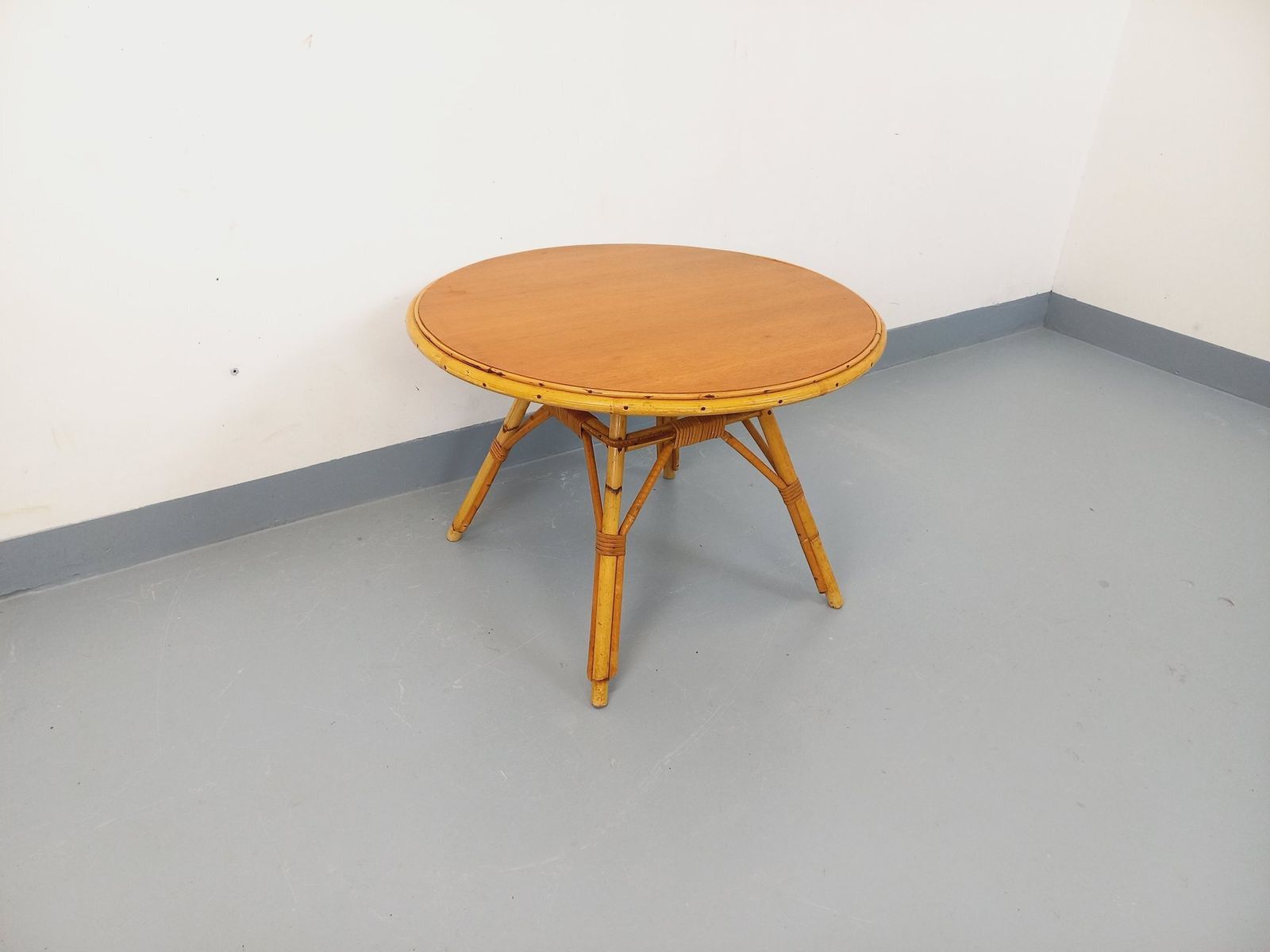 Ronde salontafel in hout en rattan