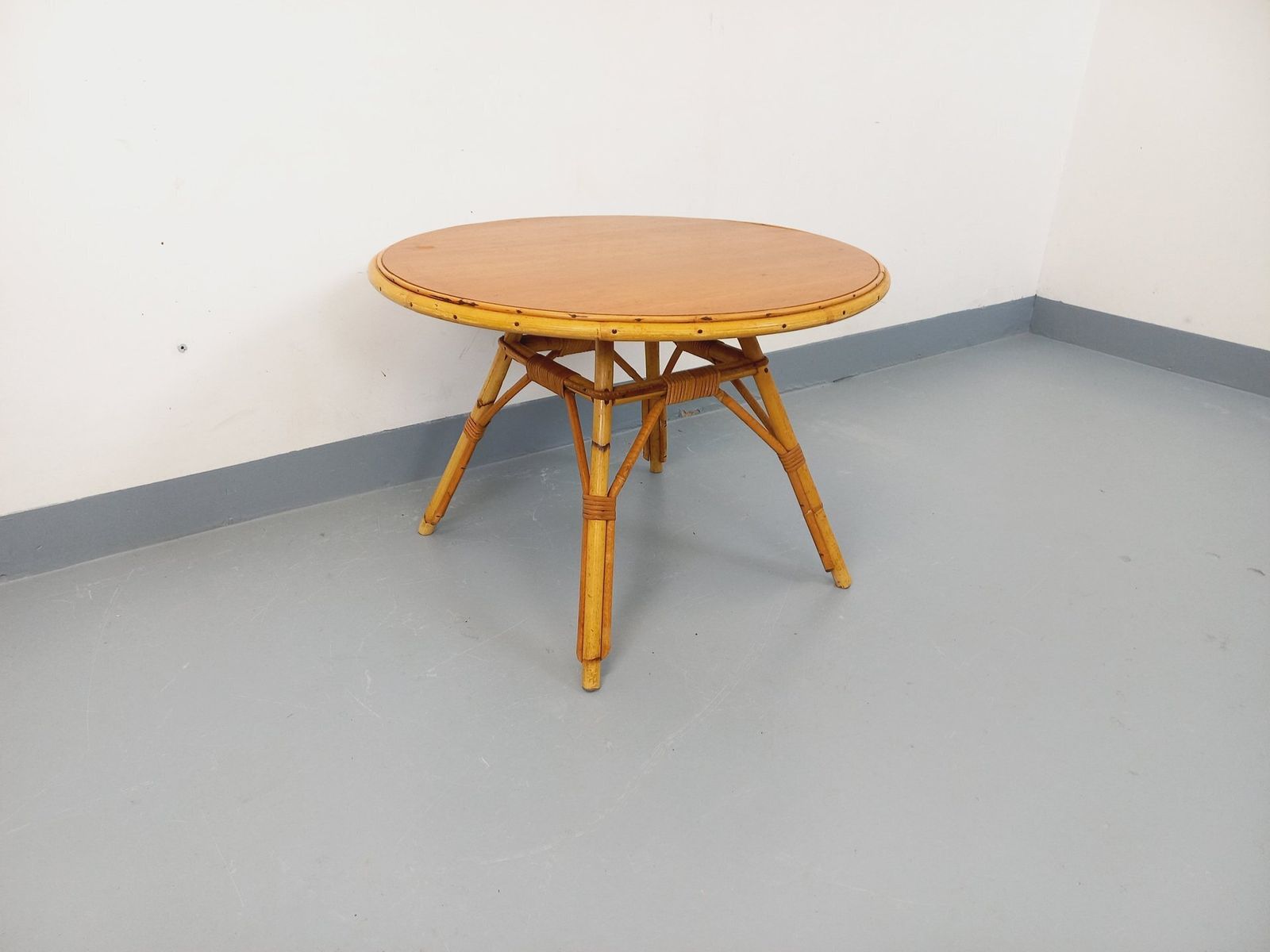 Ronde salontafel in hout en rattan photo vinterior