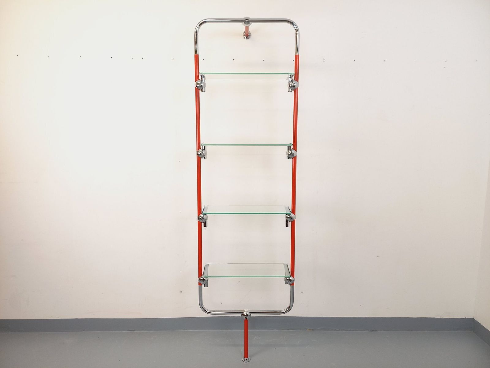 Bauhaus Boekenkast In Rood Metaal, Chroom En Glas photo furniture