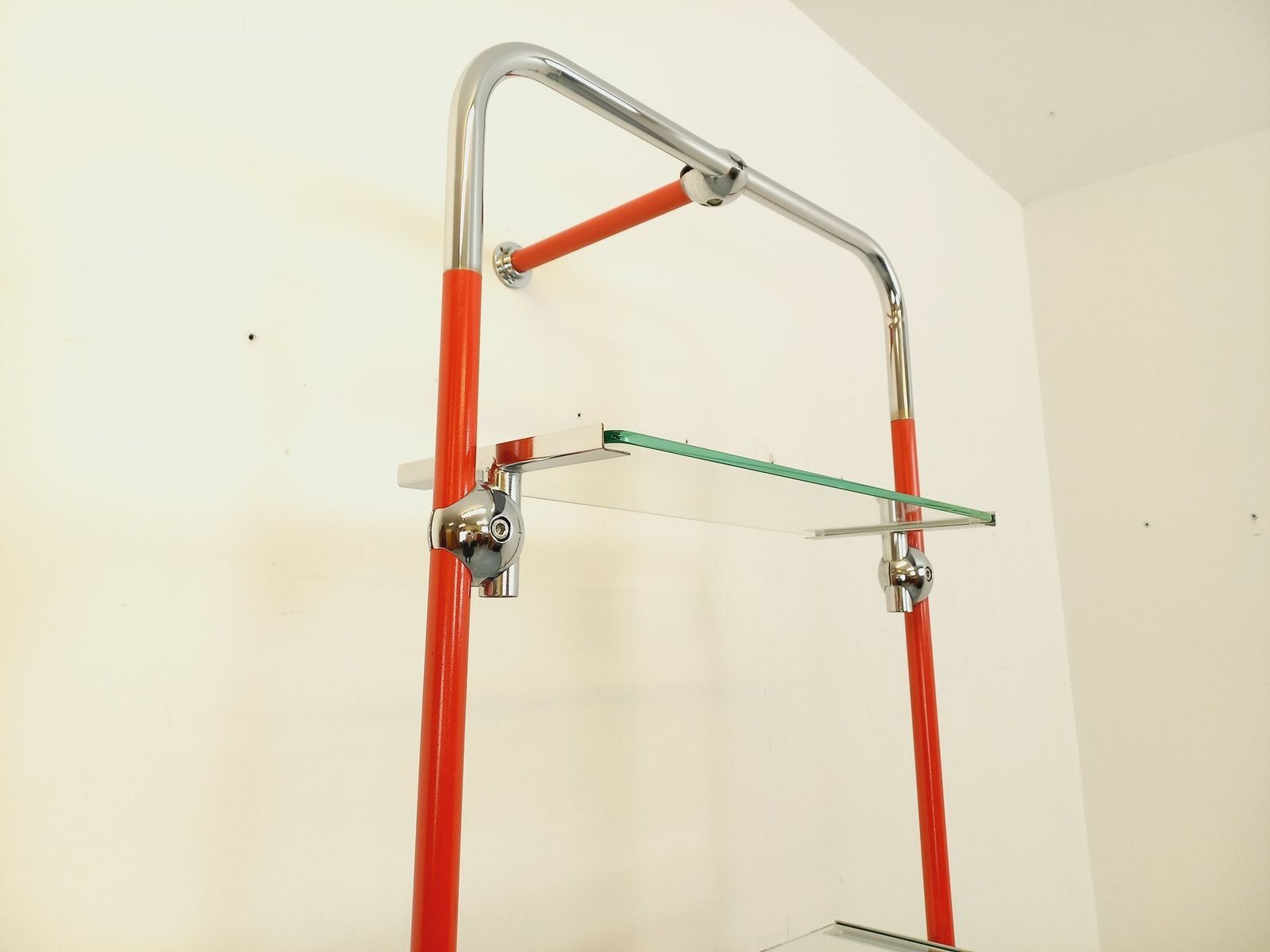 Bauhaus Boekenkast In Rood Metaal, Chroom En Glas photo vintage