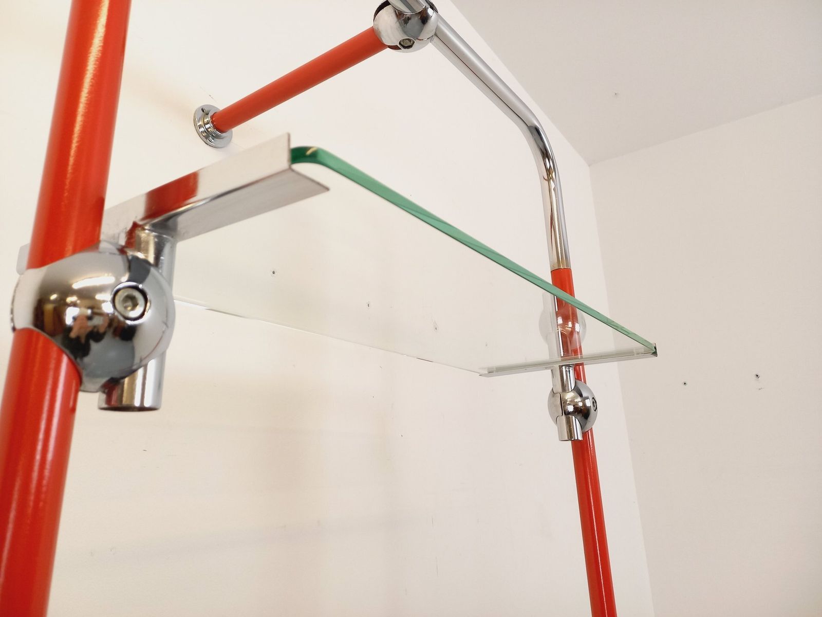 photo furniture Bauhaus Boekenkast In Rood Metaal, Chroom En Glas