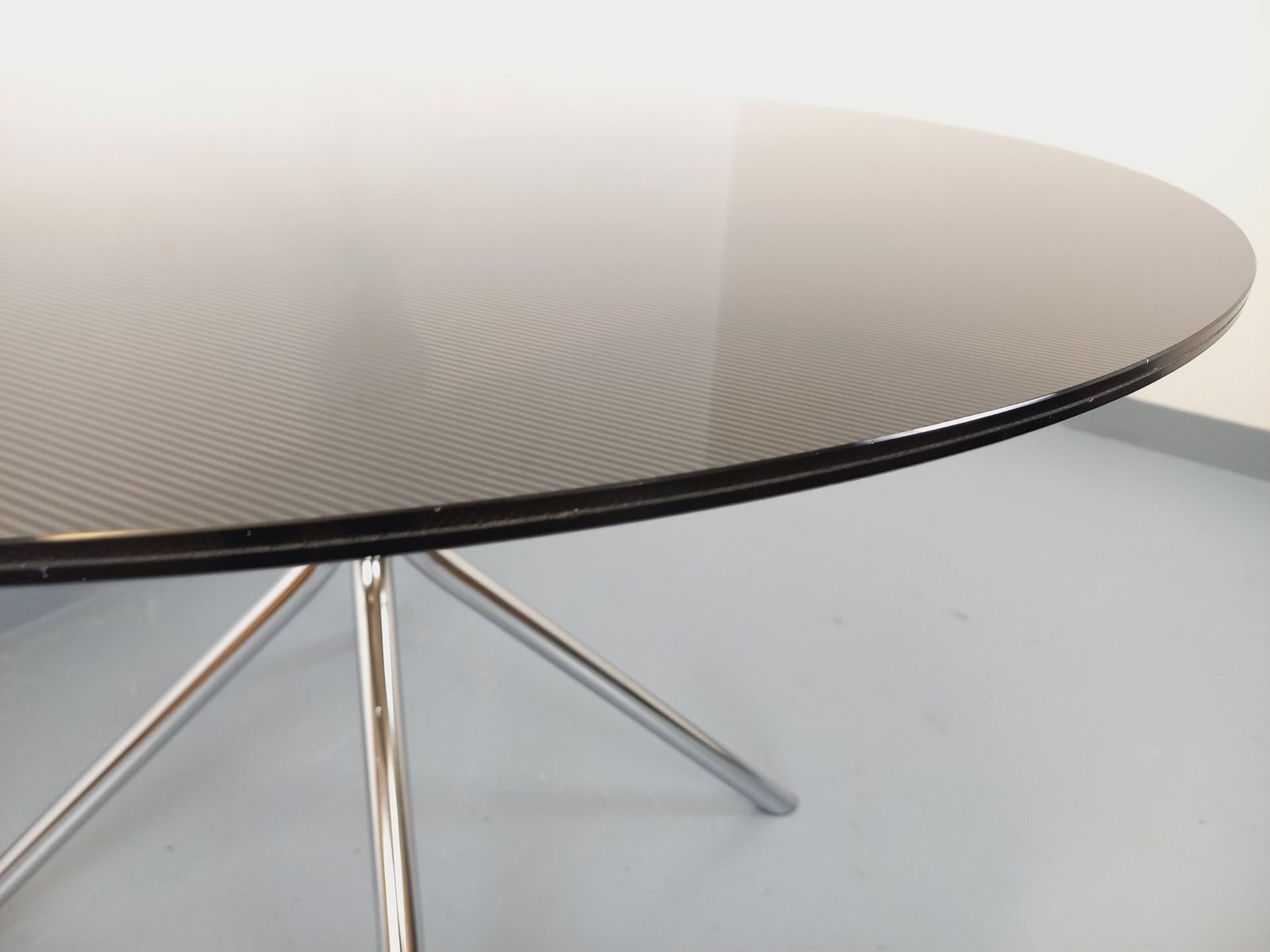 photo for sale Space Age ronde tafel in verchroomd metaal en plexiglas