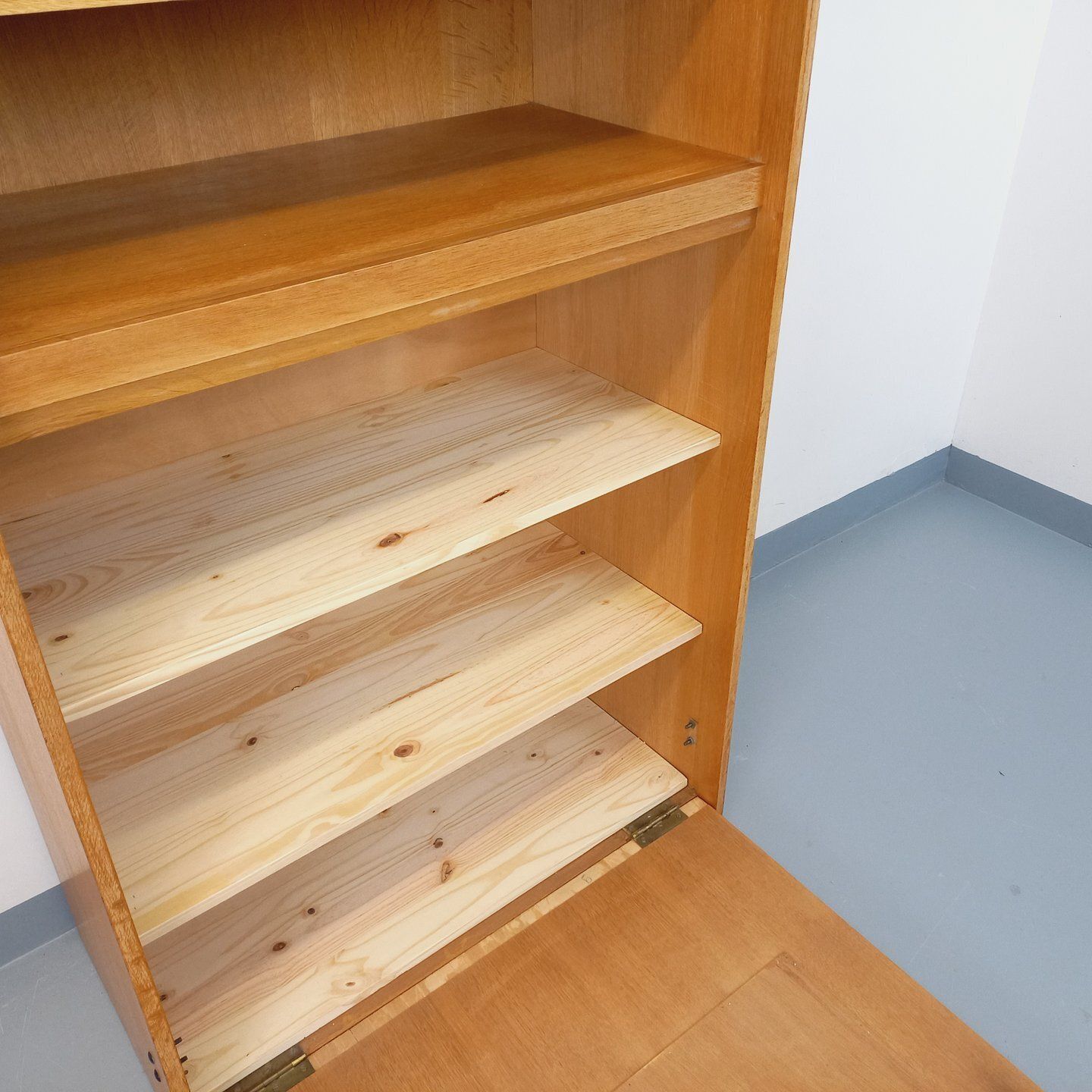 Meubels Opbergkast met Eikenhouten Bijzettafel photo