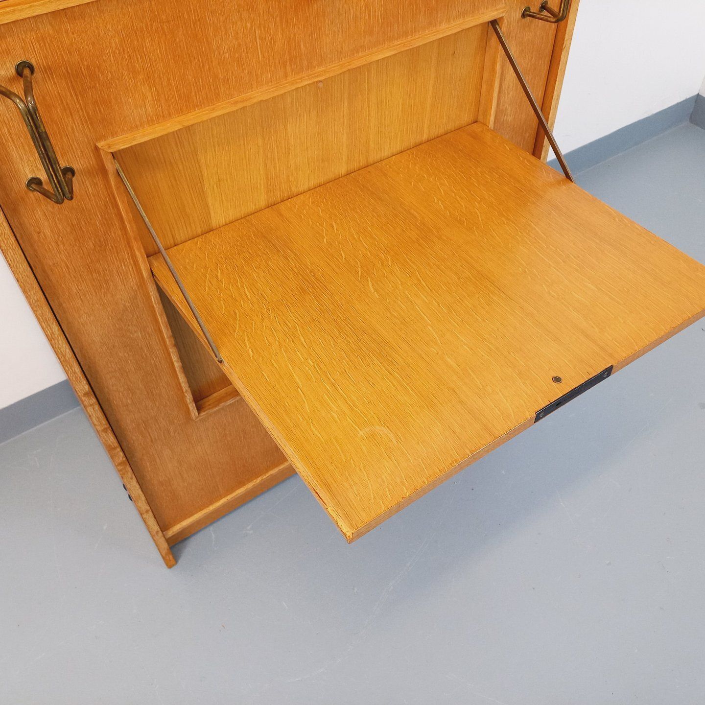 photo vintage Opbergkast met Eikenhouten Bijzettafel