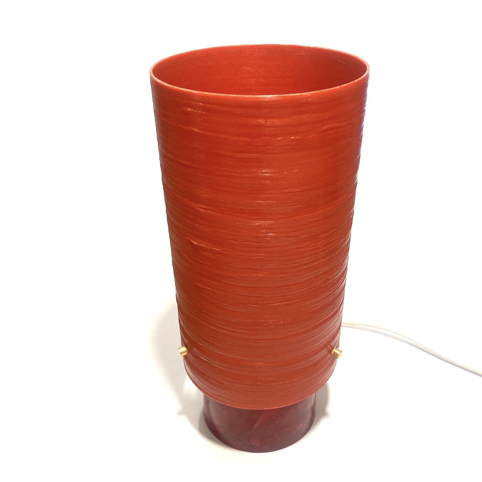 Shattaline tafellamp in rood met grote gedraaide glasvezellampenkap photo vinterior