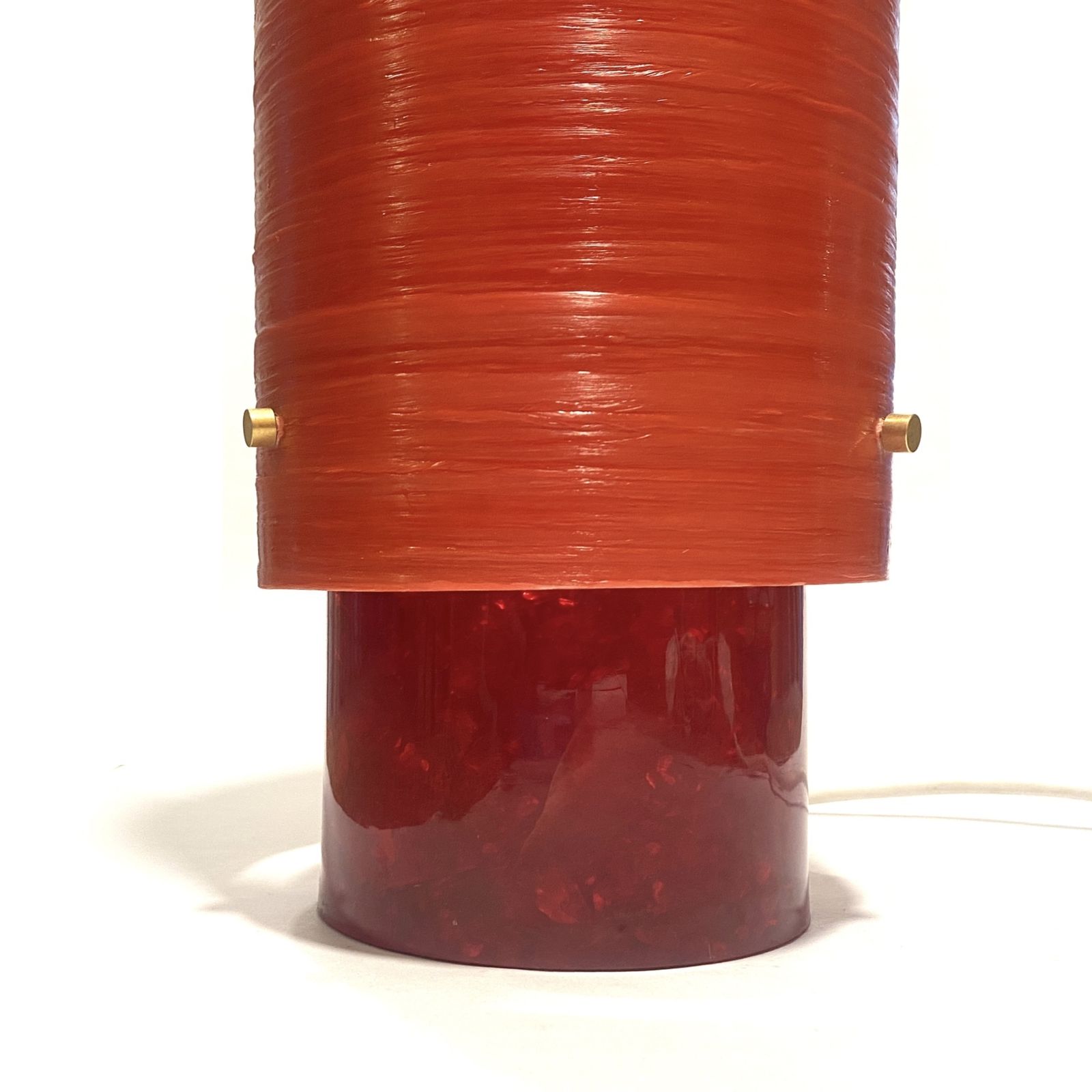 Shattaline tafellamp in rood met grote gedraaide glasvezellampenkap photo buy