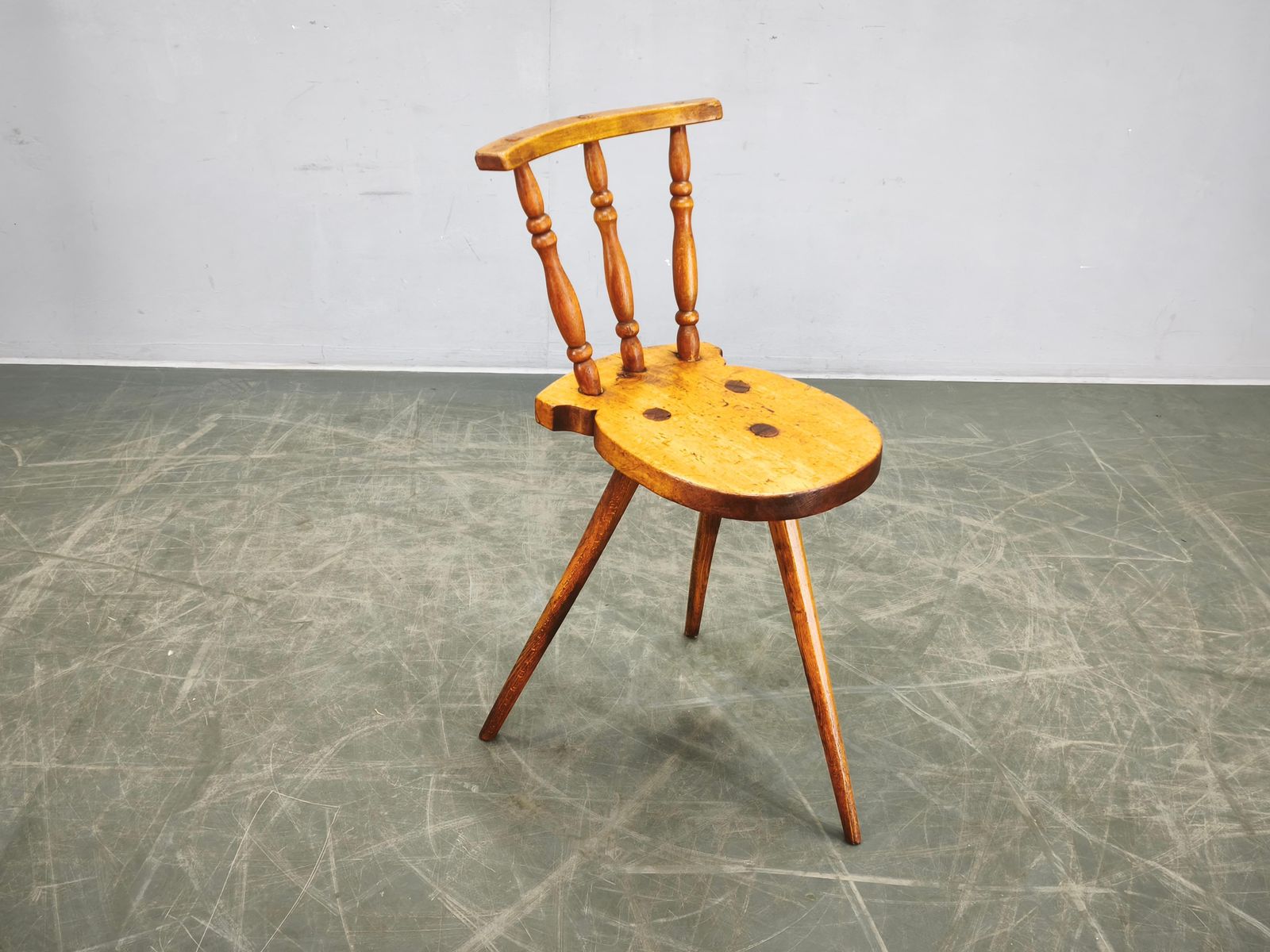 Chaise folk primitive en hêtre massif, Tchécoslovaquie, années 1940 photo furniture