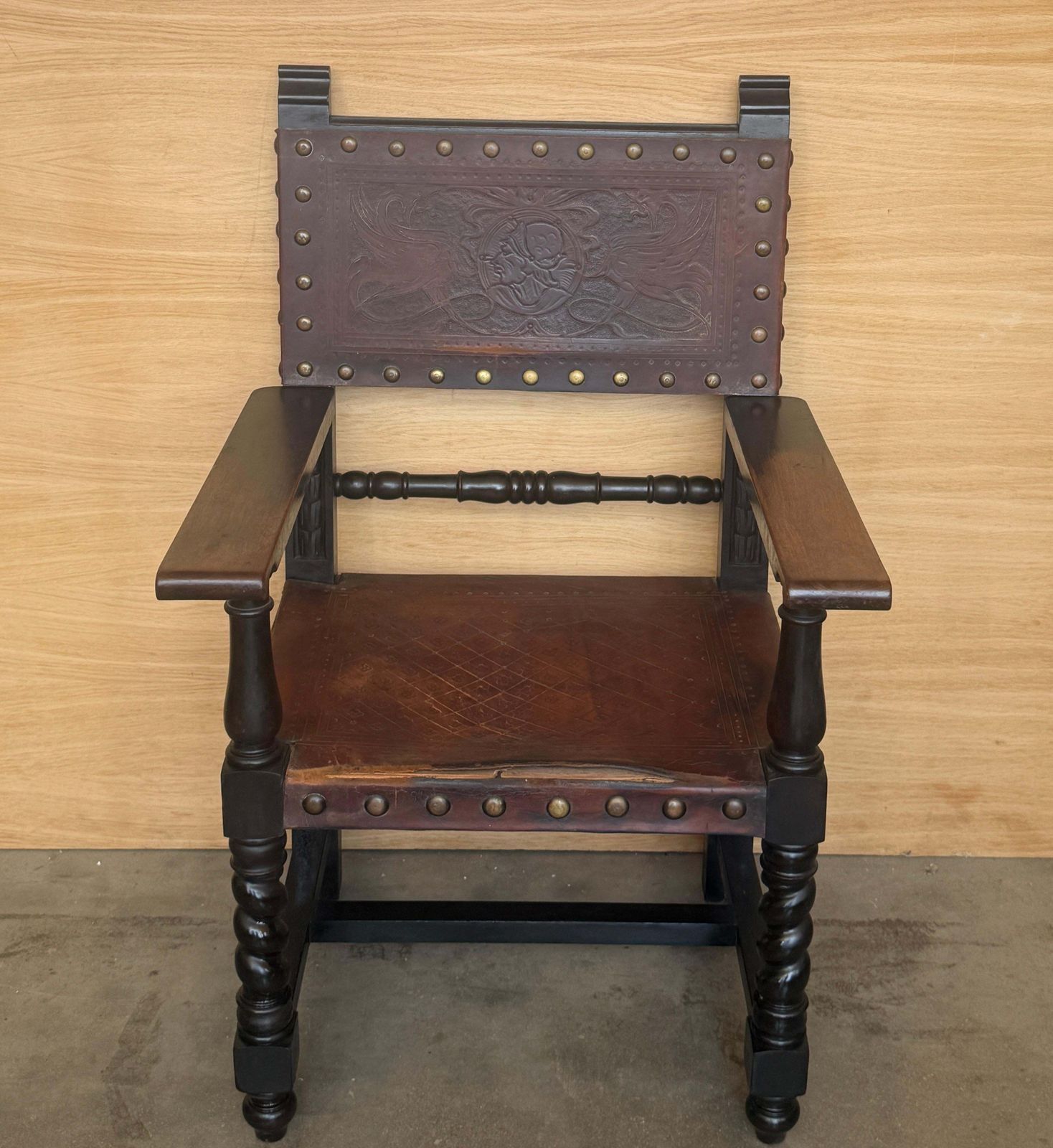 Fauteuil espagnol à colonnes torses, dossier en cuir repoussé et clous en laiton photo for sale