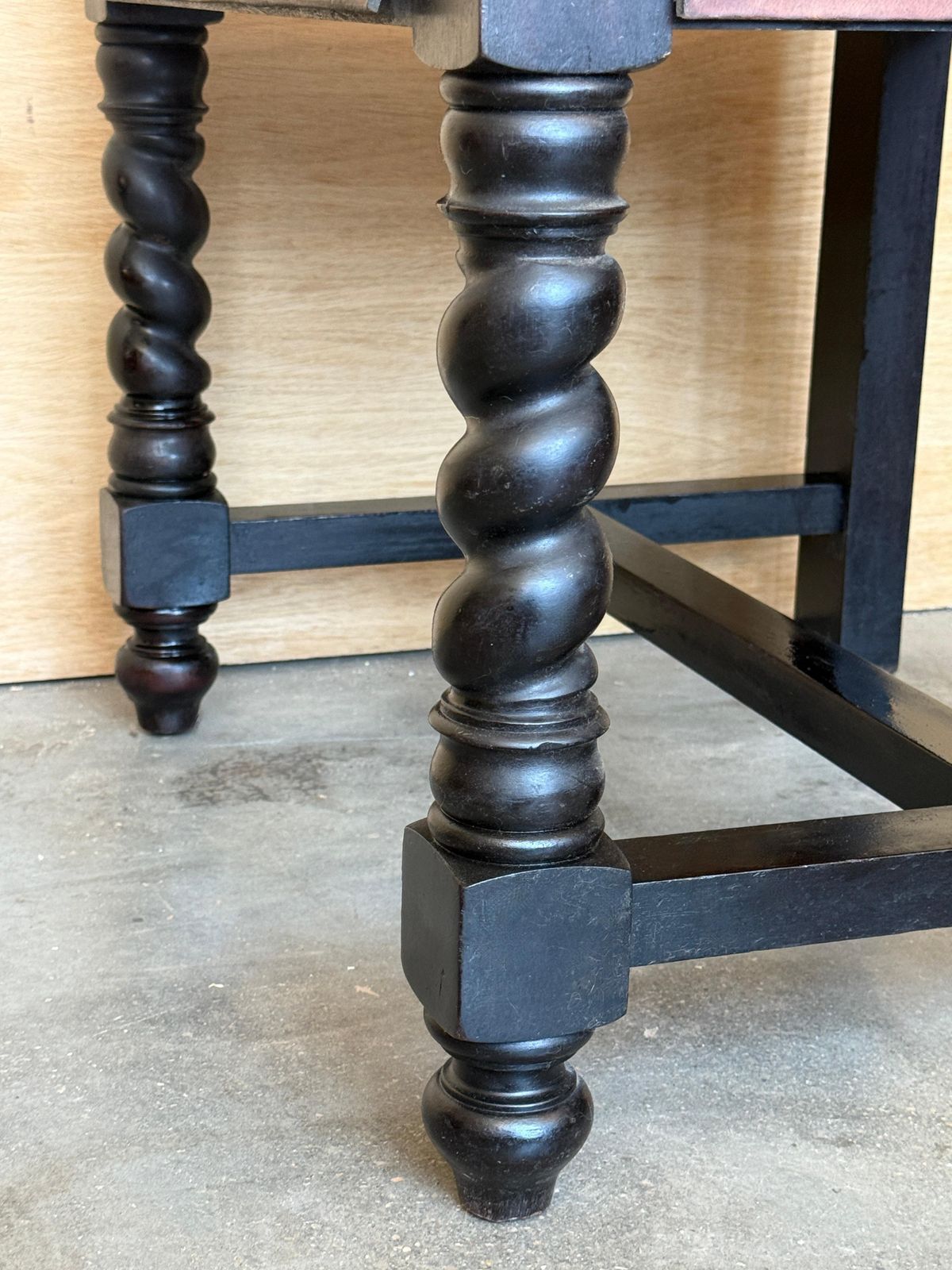 Mobilier Fauteuil espagnol à colonnes torses, dossier en cuir repoussé et clous en laiton photo