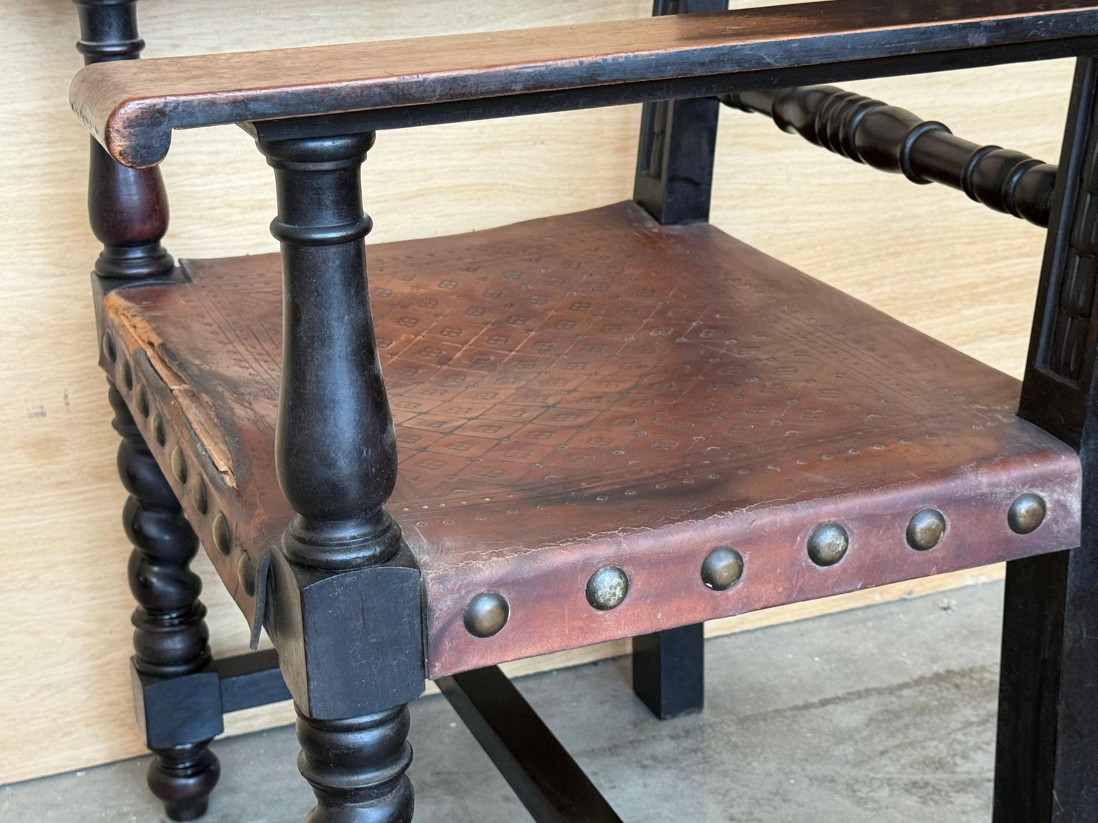 1970.0 Fauteuil espagnol à colonnes torses, dossier en cuir repoussé et clous en laiton photo