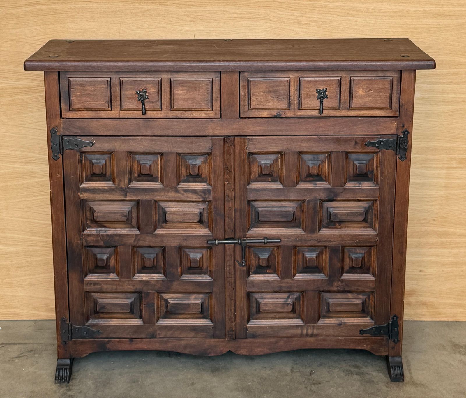 Cabinet espagnol d'époque en bois massif sculpté, ferrures en fer et doubles portes photo furniture