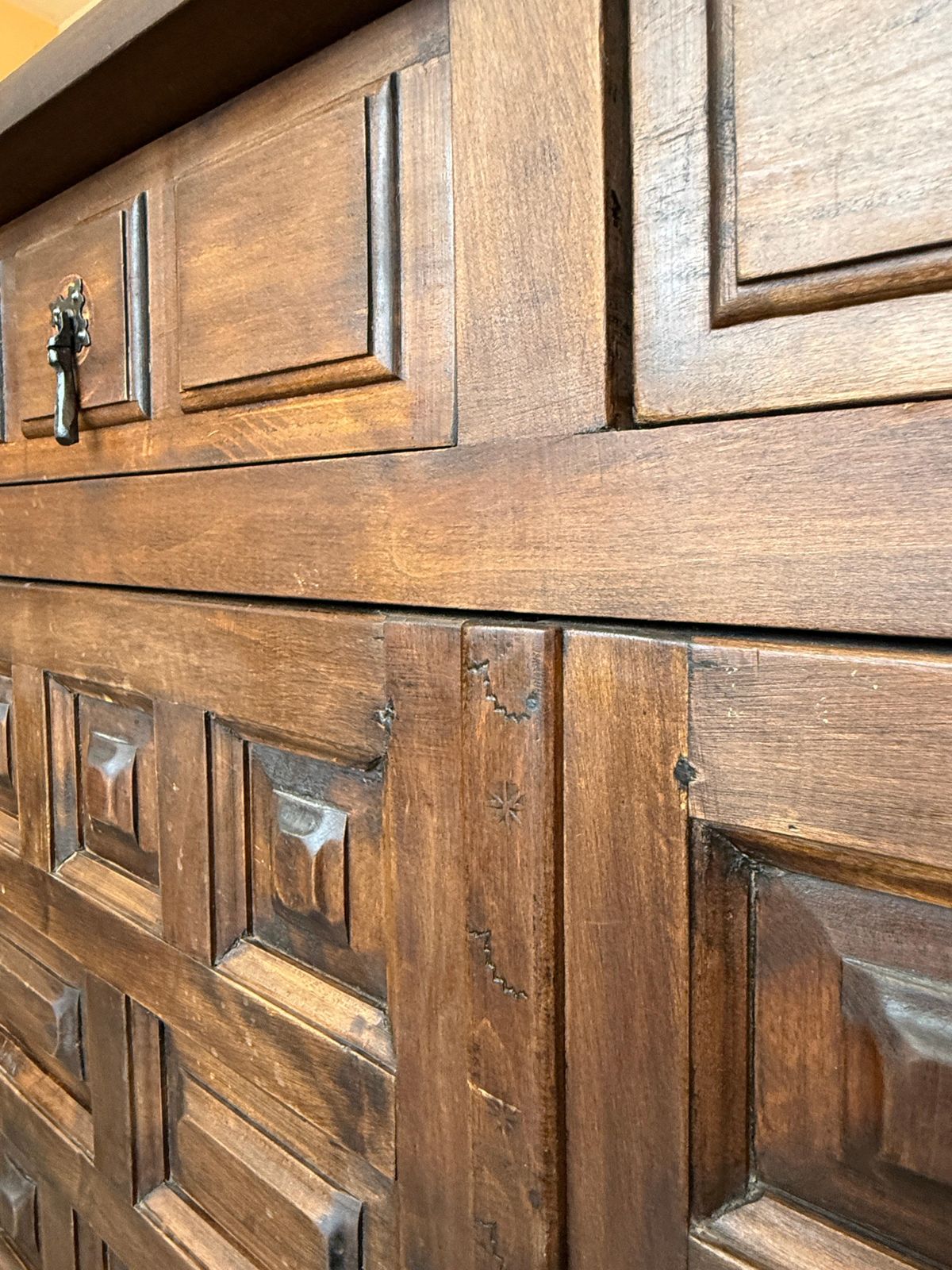 2766.0 Cabinet espagnol d'époque en bois massif sculpté, ferrures en fer et doubles portes photo