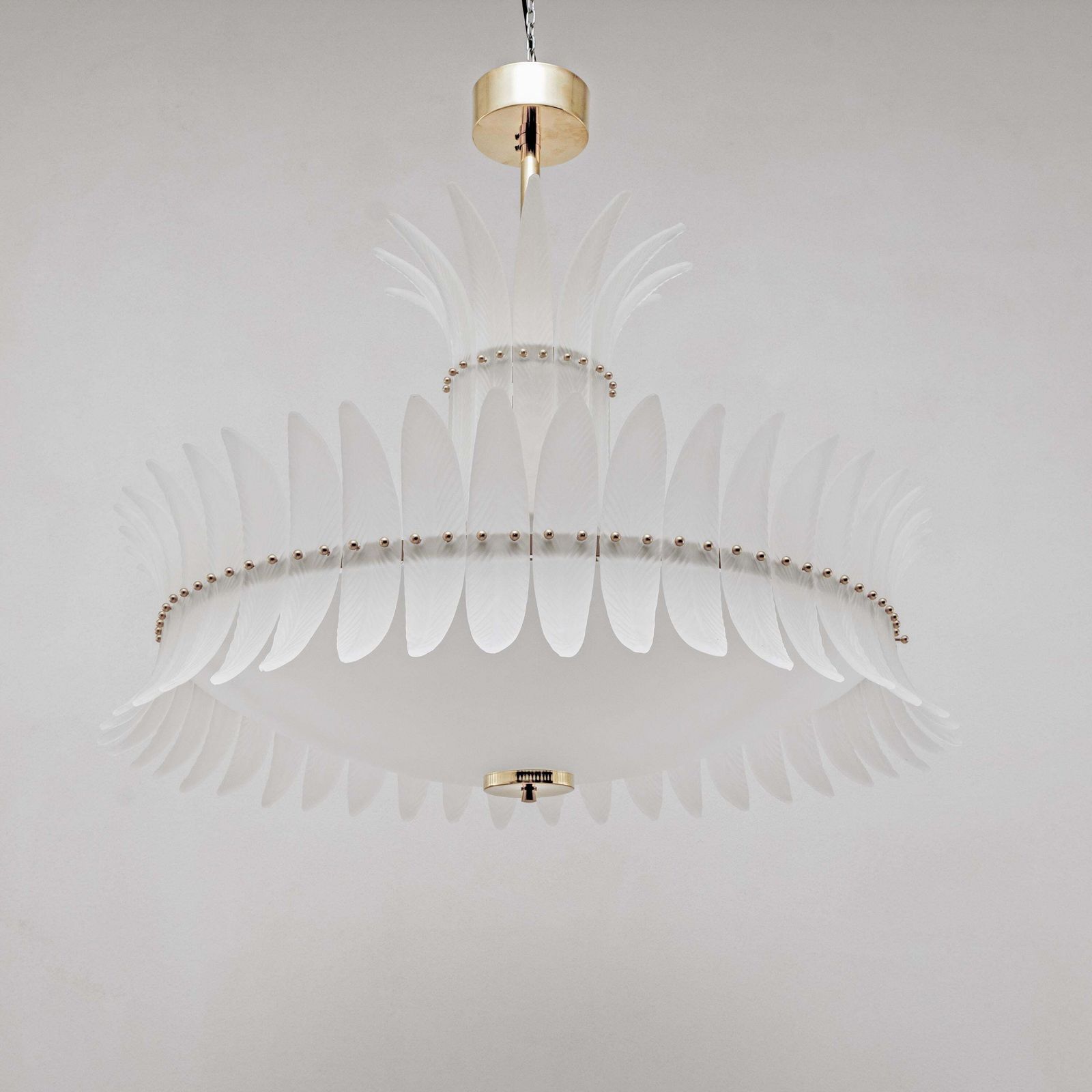 Art Deco stijl Italiaanse Murano glas veren kroonluchter met messing details photo for sale