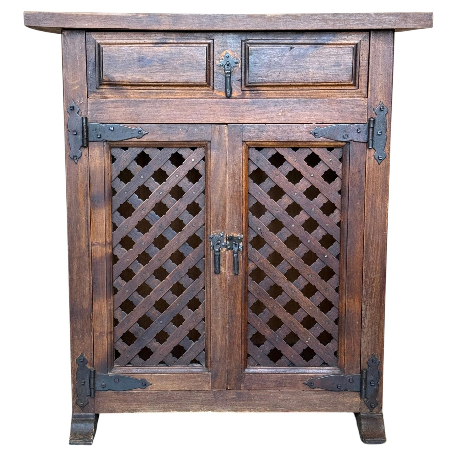 Armoire rustique espagnole en bois massif, portes à claire-voie et ferrures en fer