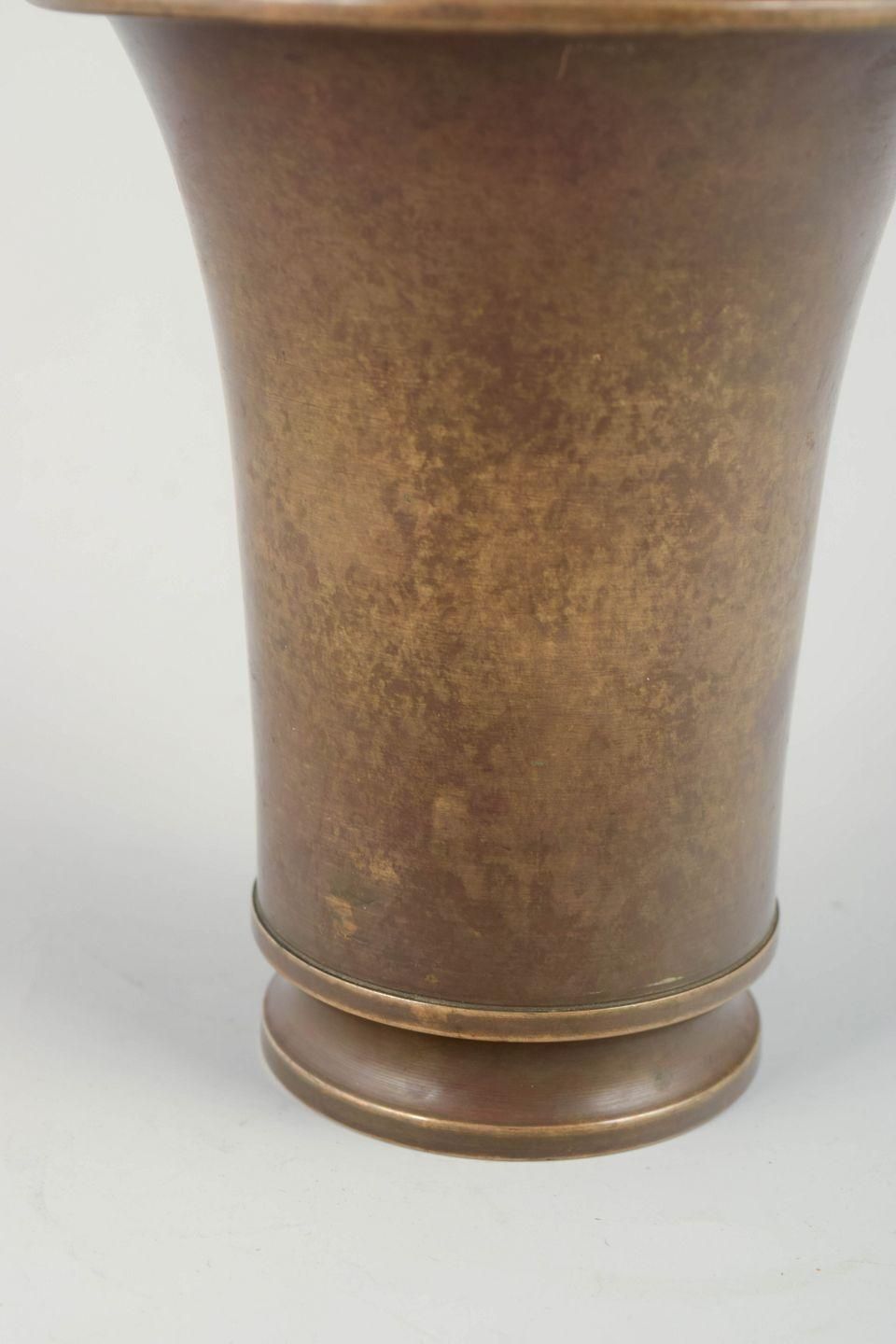 Vase Art Déco en bronze patiné. Danemark, années 1940 photo for sale