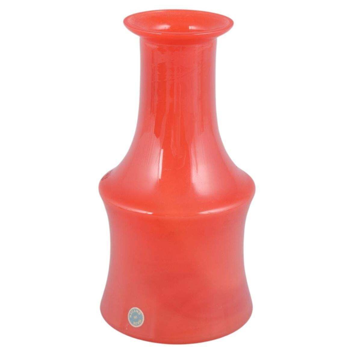 Zweeds kunstglas. Mondgeblazen vaas in levendig oranje glas, jaren 1970