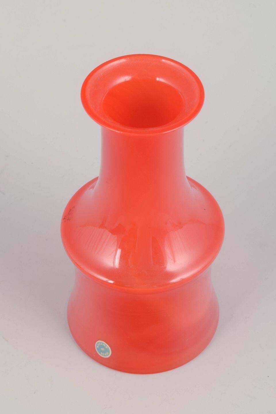 Zweeds kunstglas. Mondgeblazen vaas in levendig oranje glas, jaren 1970 photo furniture