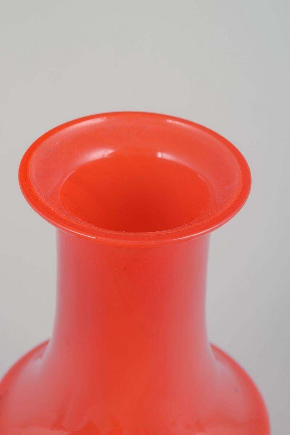 Zweeds kunstglas. Mondgeblazen vaas in levendig oranje glas, jaren 1970 photo for sale