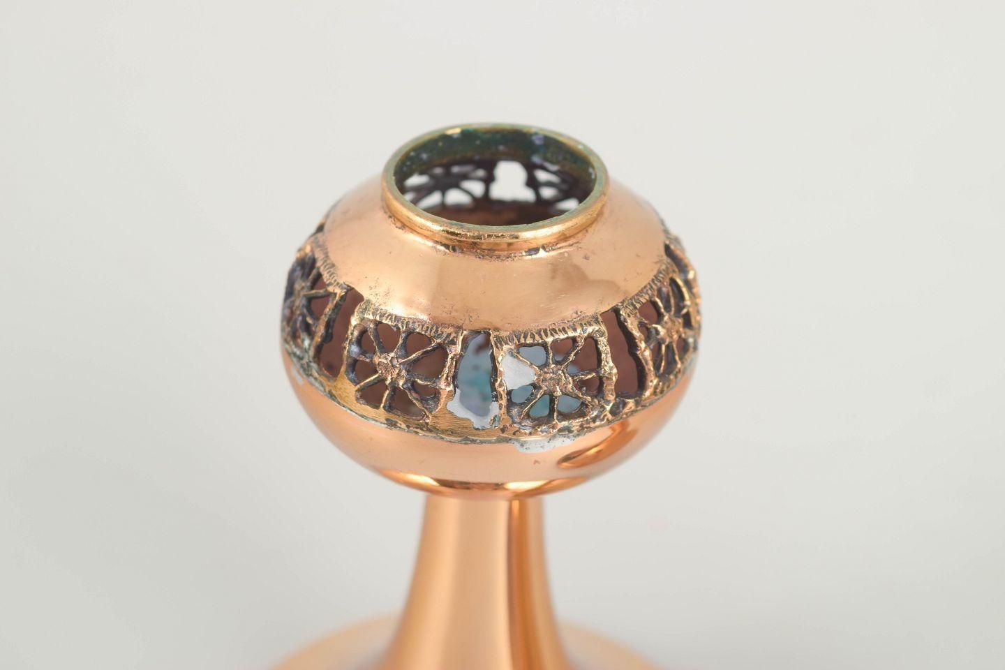Pentti Sarpaneva. Paire de bougeoirs en laiton avec bandeau décoratif en émail. photo for sale