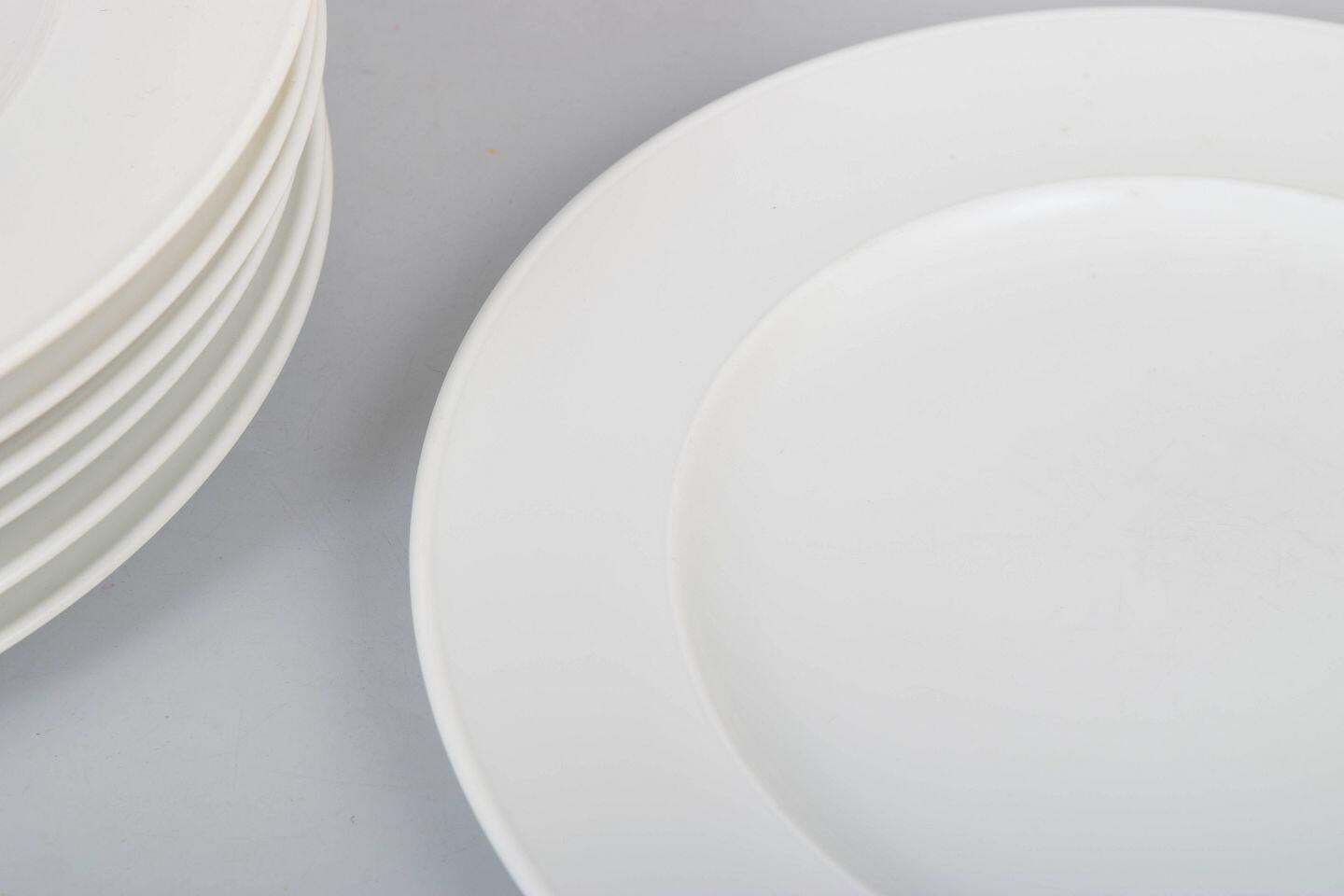 Rosenthal, lot de quatre assiettes plates en porcelaine blanche, années 1980 photo for sale