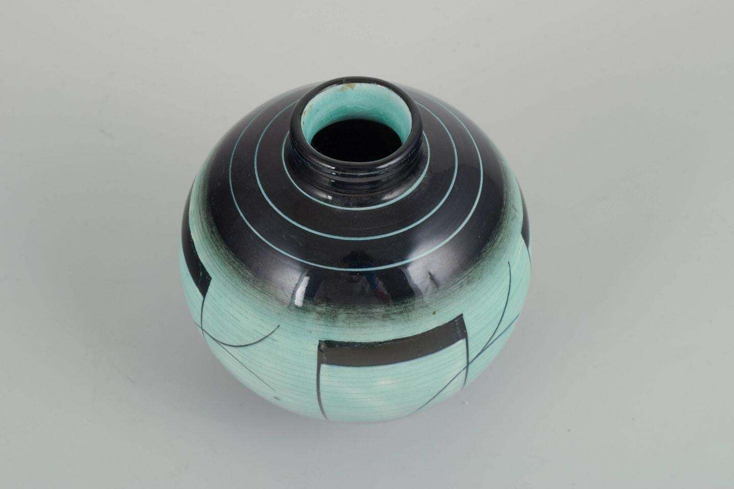 Ilse Claesson voor Rörstrand. Art Deco keramische vaas met geometrisch patroon, jaren 1930 photo furniture