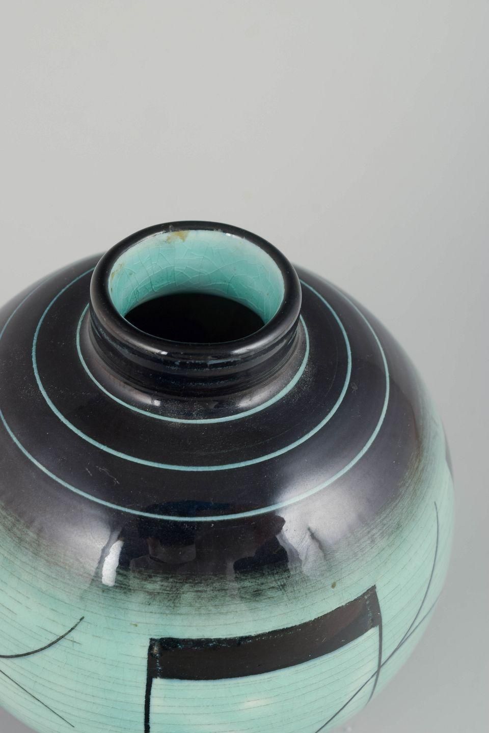 Ilse Claesson voor Rörstrand. Art Deco keramische vaas met geometrisch patroon, jaren 1930 photo for sale