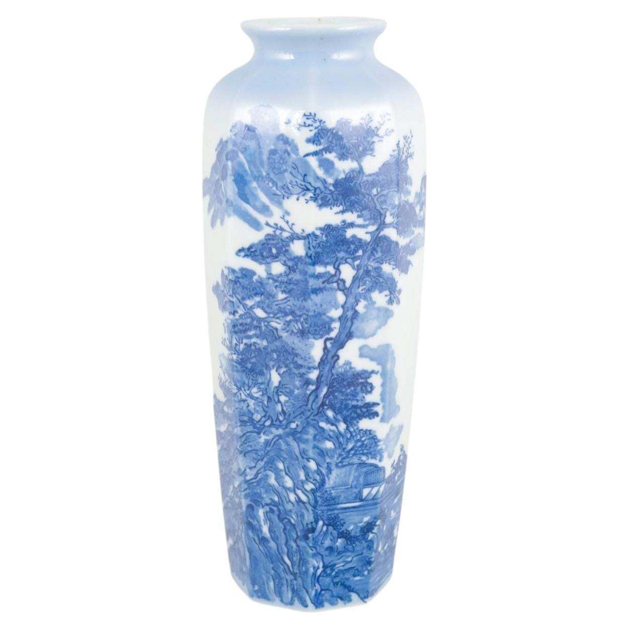 Chinese Porseleinen Vaas in Lichtblauwe Glazuur met Blauwe Boomdecoratie.