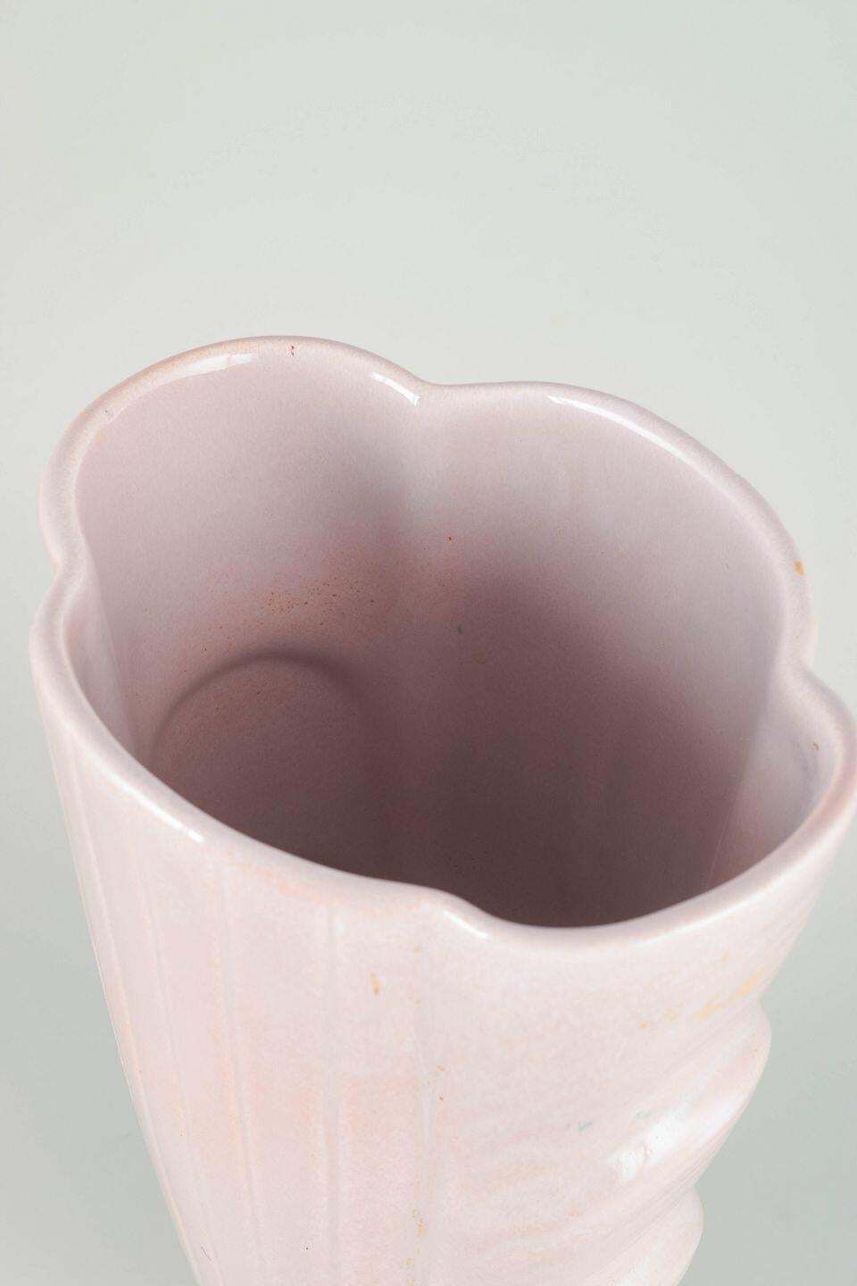 Rörstrand. Vase en céramique rose pâle à décor côtelé et organique. photo for sale