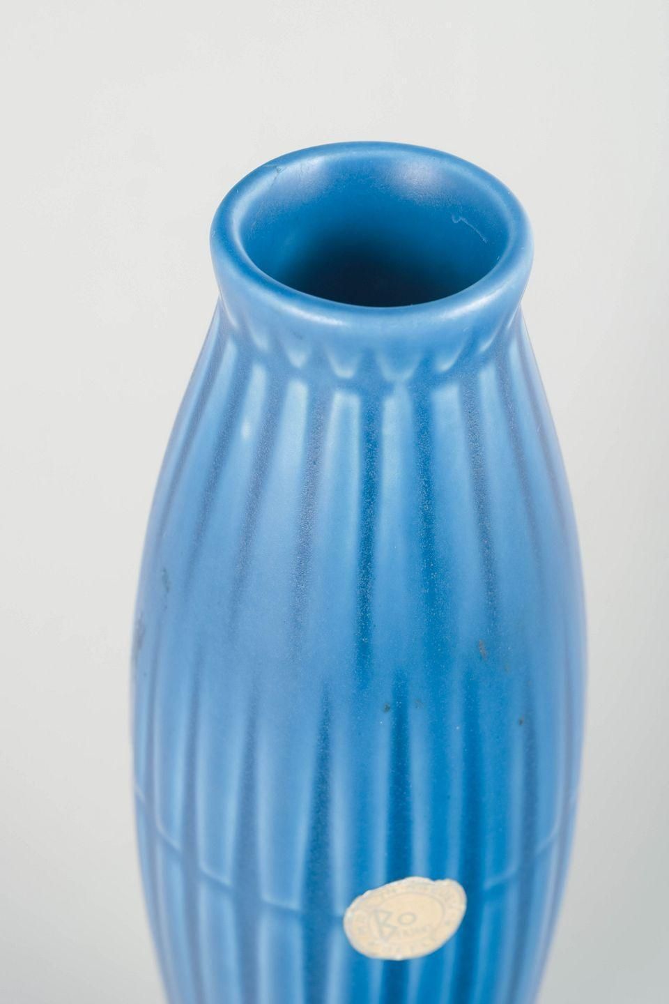 Bo Fajans, Gefle. Geribbelde vaas in matte blauwe glazuur. Jaren 1930. photo for sale