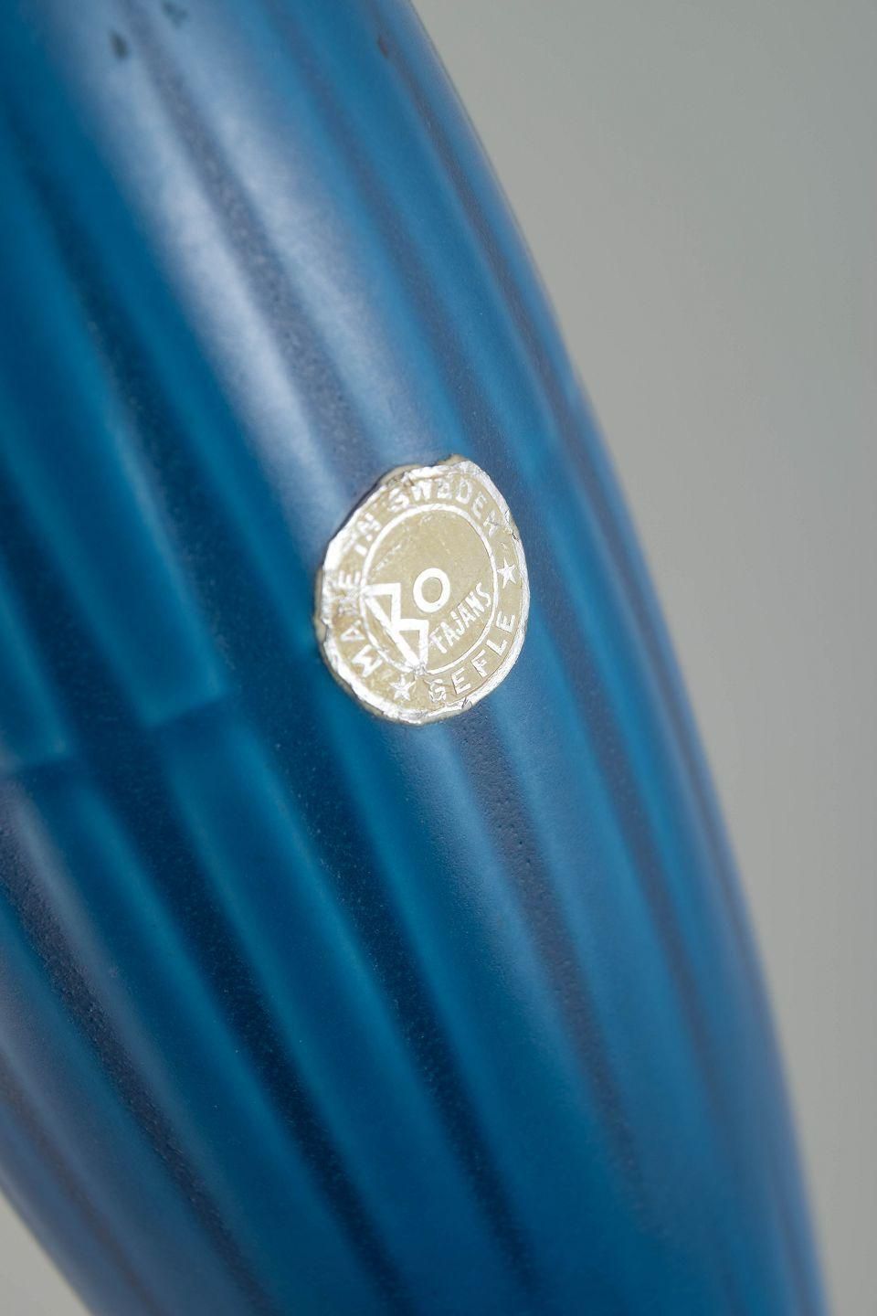 Bo Fajans, Gefle. Geribbelde vaas in matte blauwe glazuur. Jaren 1930. photo Woonaccessoires