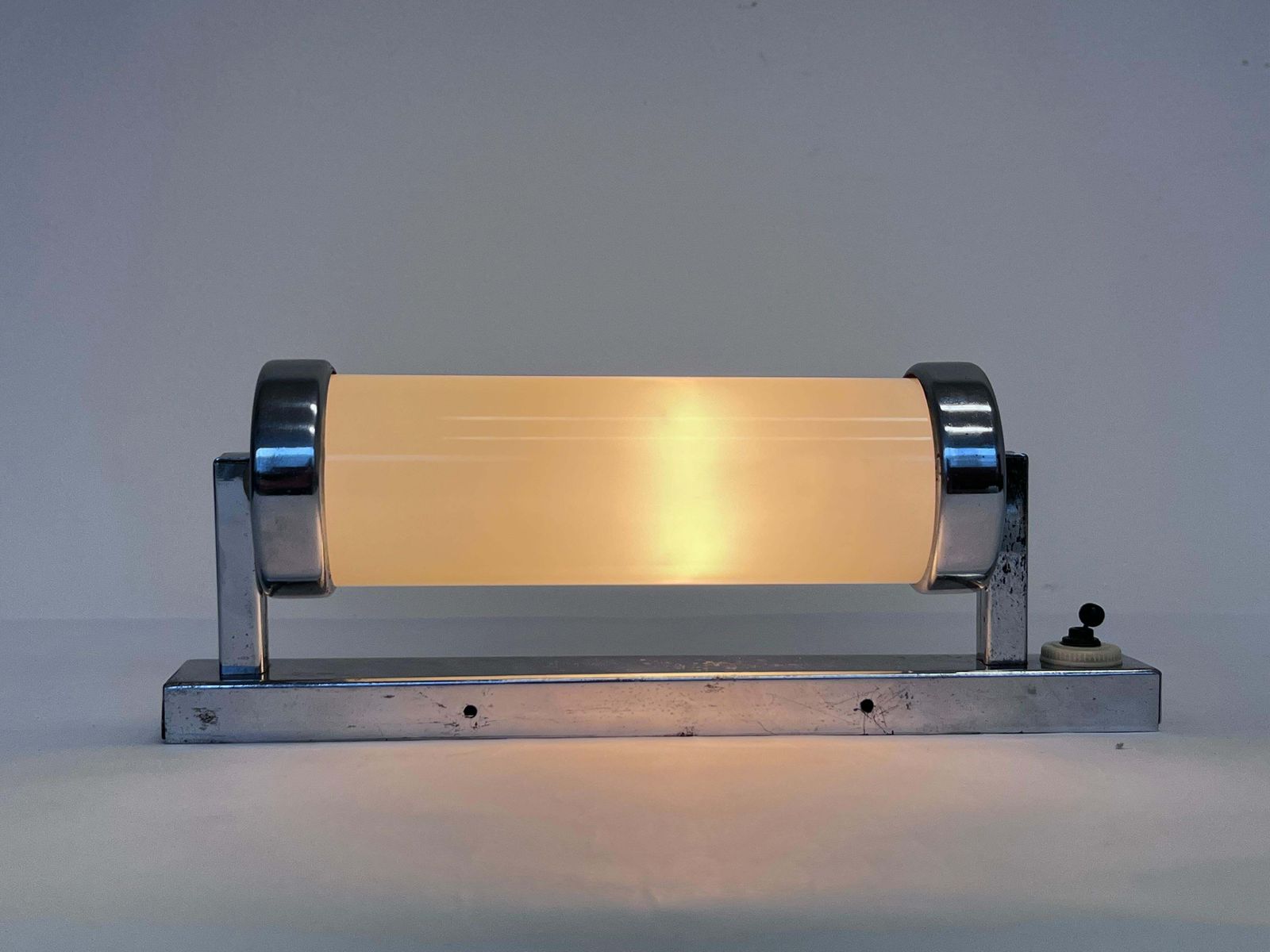 Bauhaus Chrome And Milk Glass Wall Lamp, jaren 1940 – Tsjecho-Slowakije photo furniture
