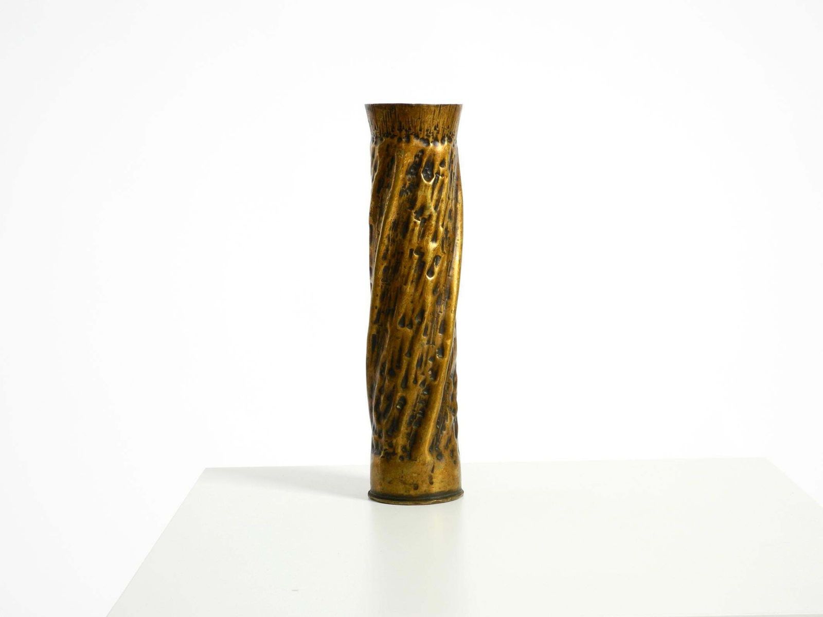 Unieke grote messing vaas in brutalistisch design, handgemaakt in december 1975 photo furniture